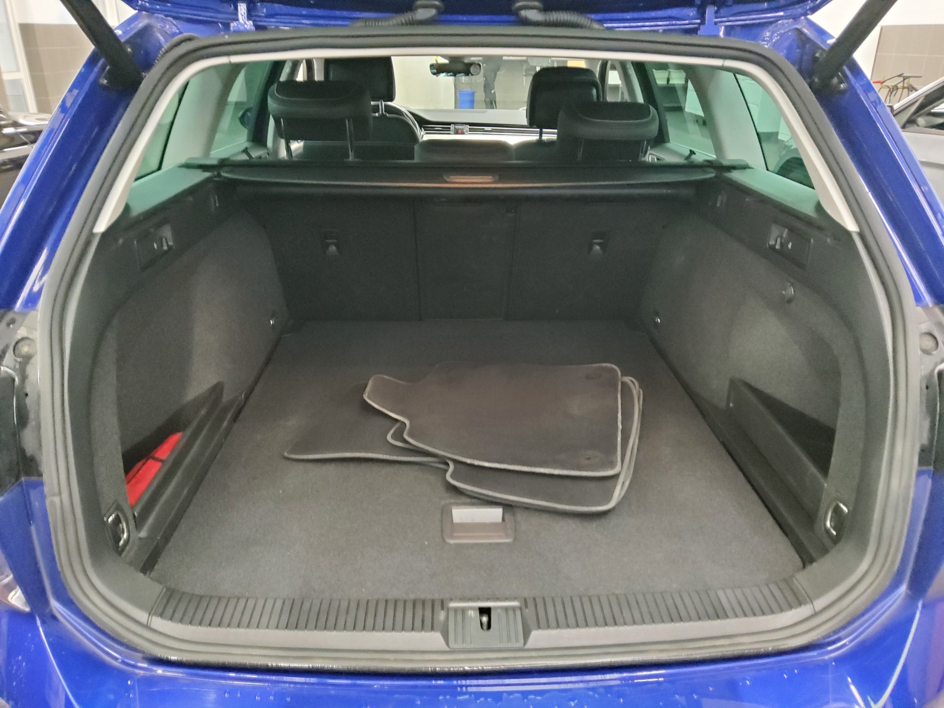 Volkswagen Passat Var. 2.0 TDI R-Line T-Leder Navi IQ.Light 12