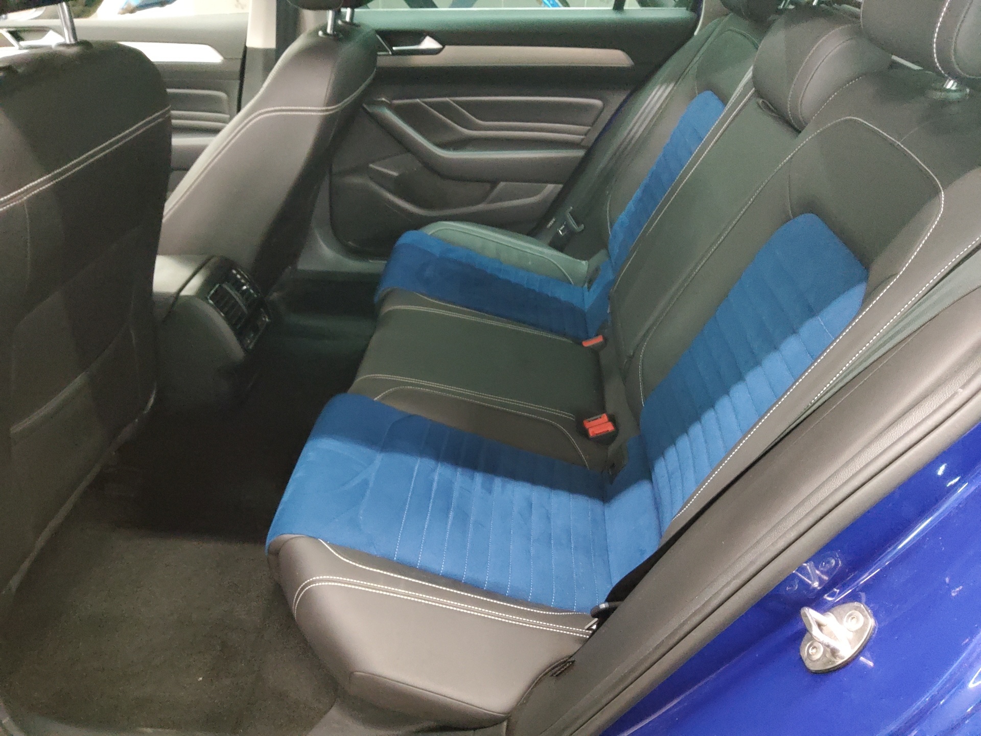 Volkswagen Passat Var. 2.0 TDI R-Line T-Leder Navi IQ.Light 13