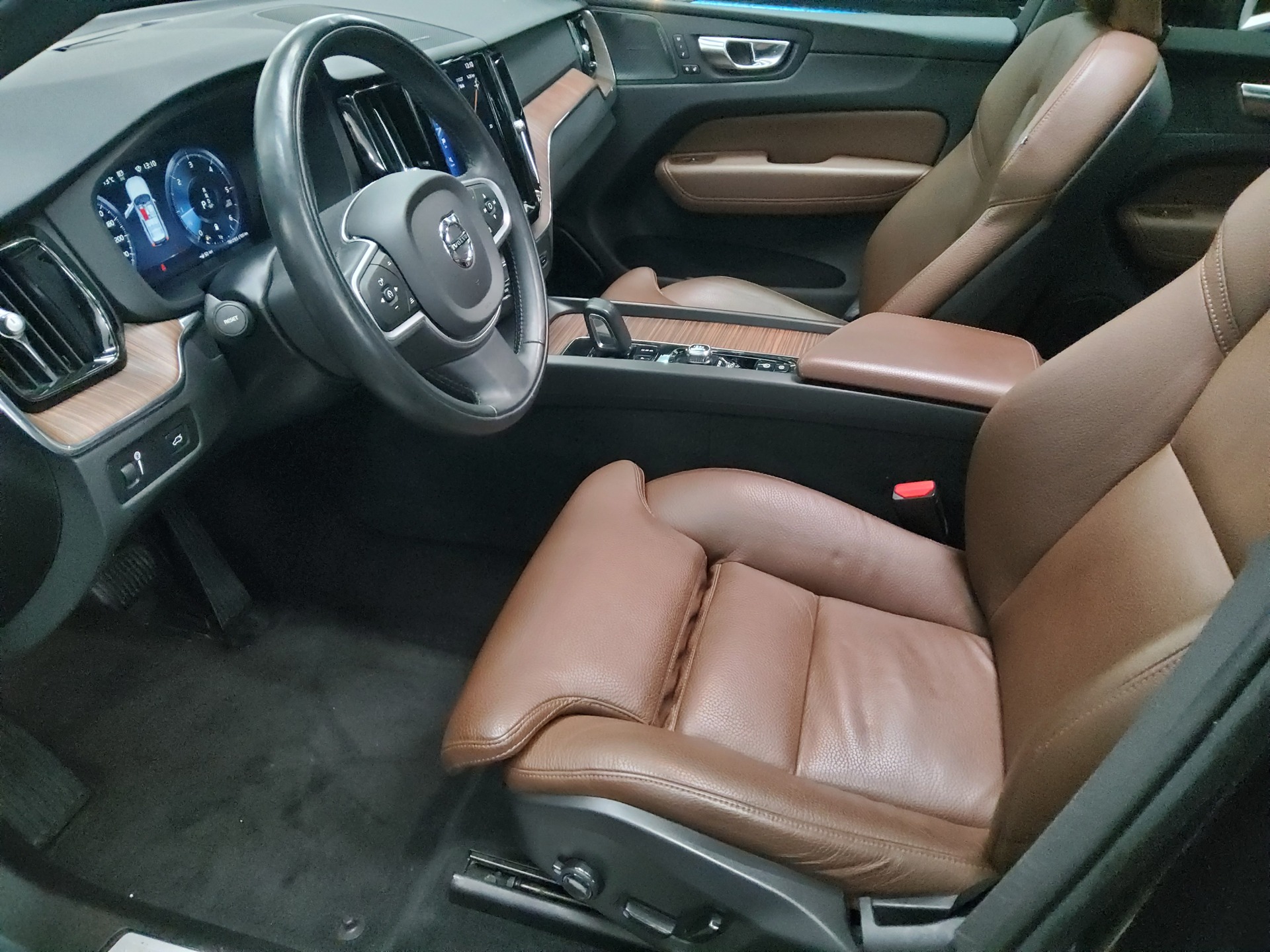 Volvo XC60 B4 Momentum Pro Navi LED Pano 360° H-K AHK 9