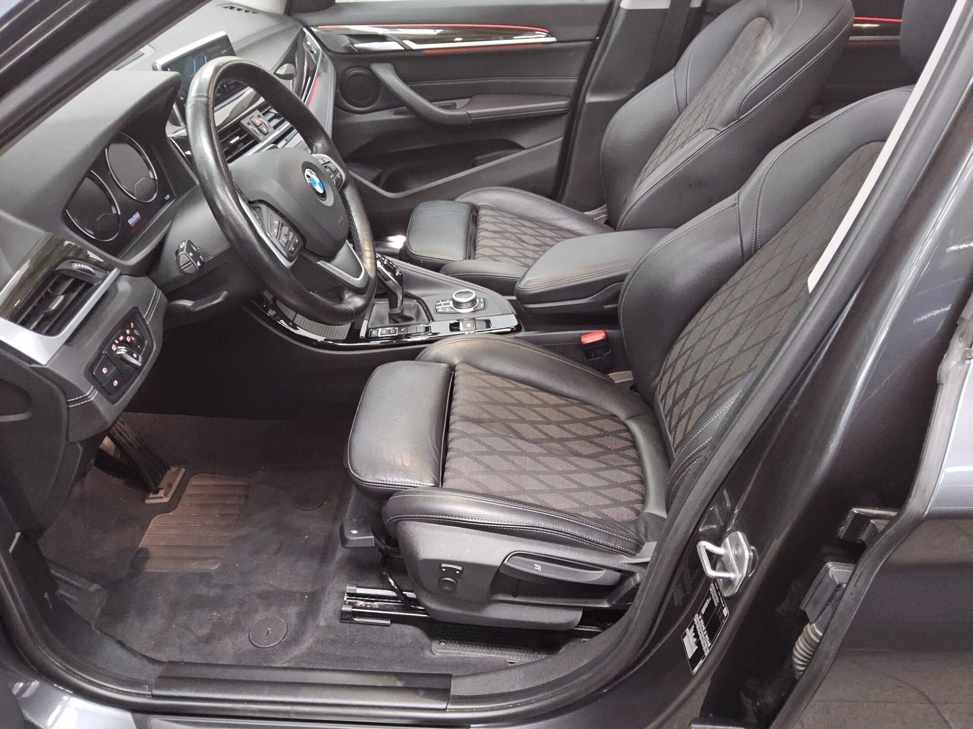 BMW X1 sDrive18d X-Line Navi LED Pano HiFi AHK ACC 8