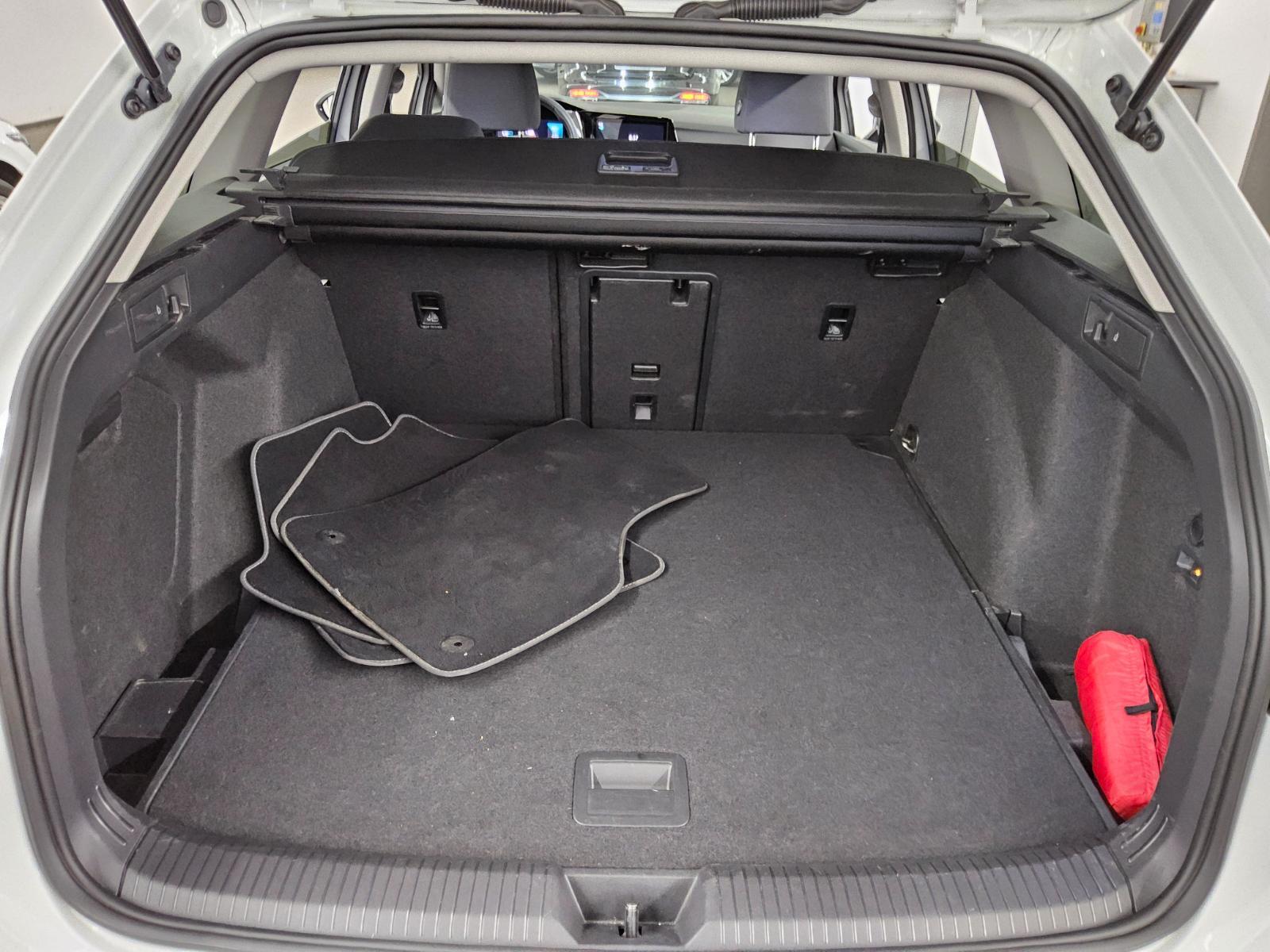 Volkswagen Golf-8 Var. 2.0 TDI Life Navi LED+ AID ACC PDC 12