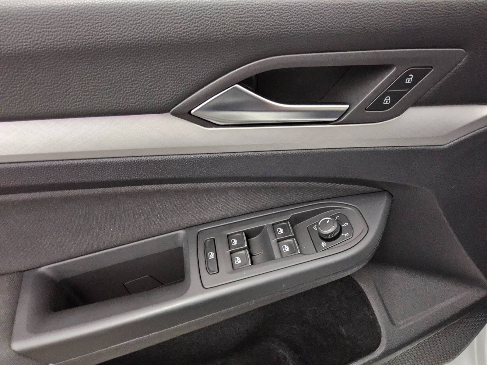 Volkswagen Golf-8 Var. 2.0 TDI Life Navi LED+ AID ACC PDC 10