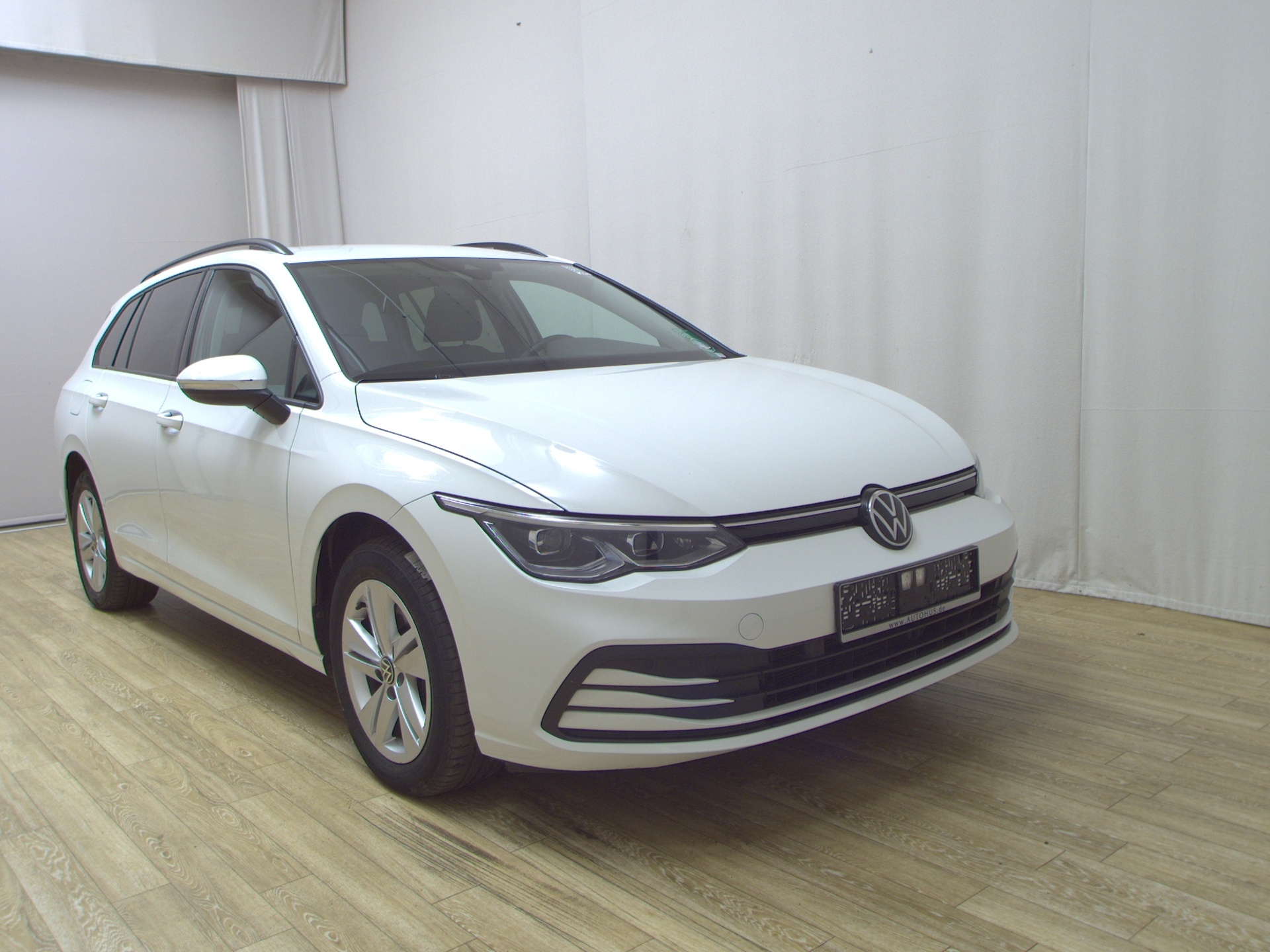 Volkswagen Golf-8 Var. 2.0 TDI Life Navi LED+ AID ACC PDC 3