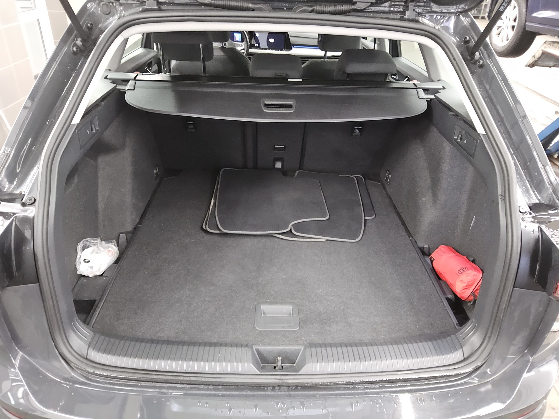 Volkswagen Golf-8 Var. 2.0 TDI Life Navi LED AID PDC Shz 12