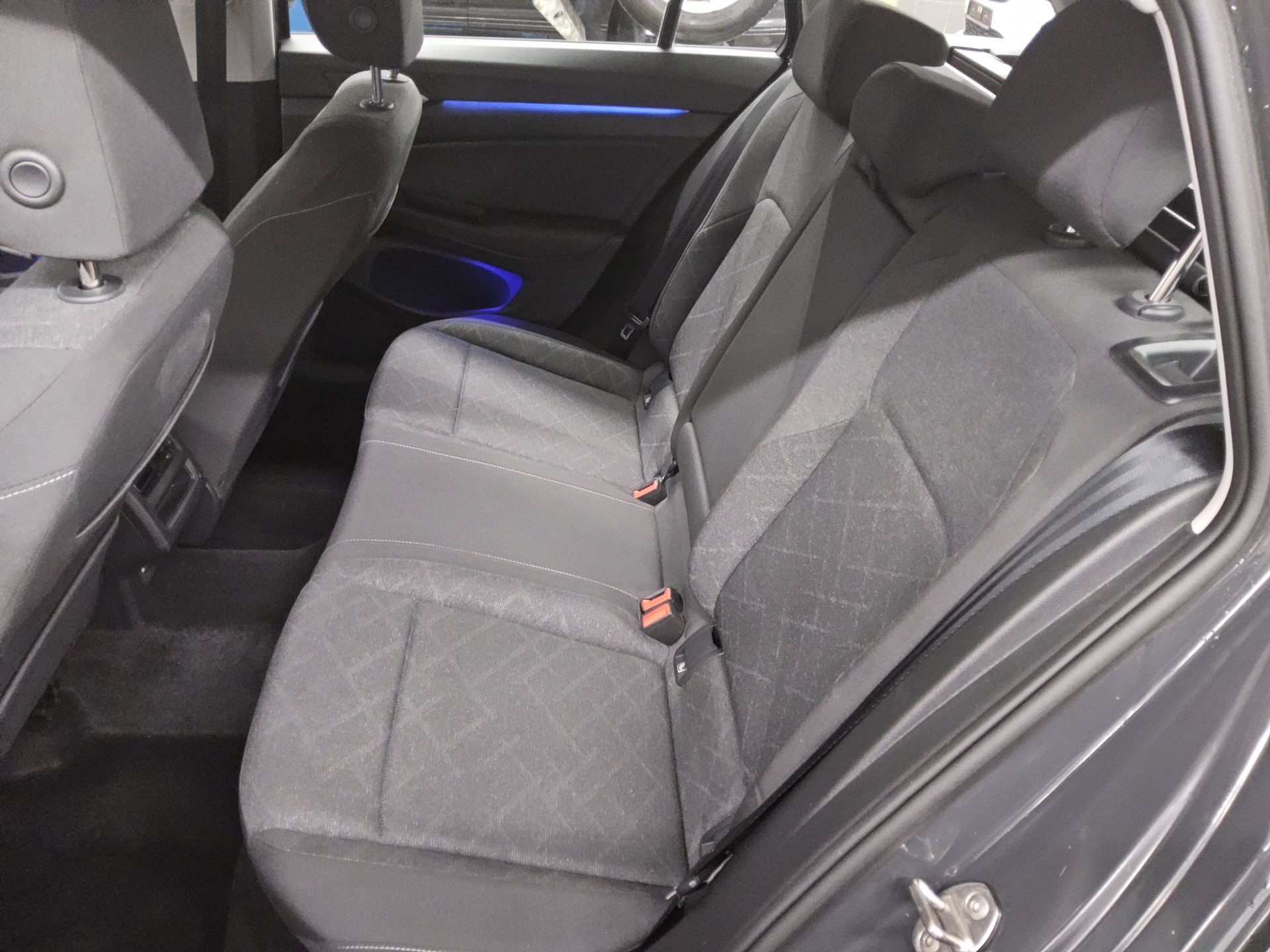 Volkswagen Golf-8 Var. 2.0 TDI Life Navi LED AID PDC Shz 13