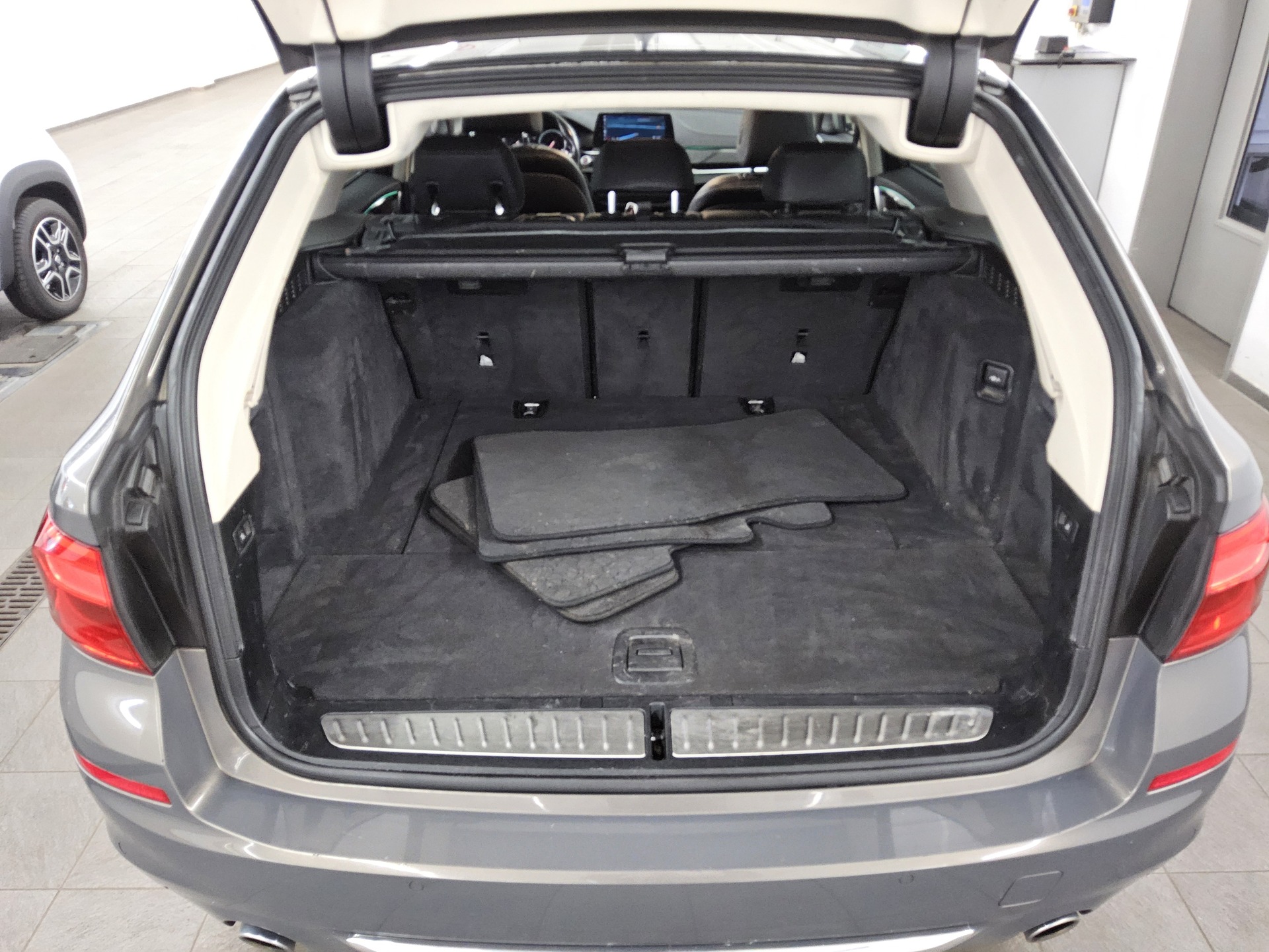 BMW 530dA Touring Luxury-Line Navi LED HuD H-K Inno 11