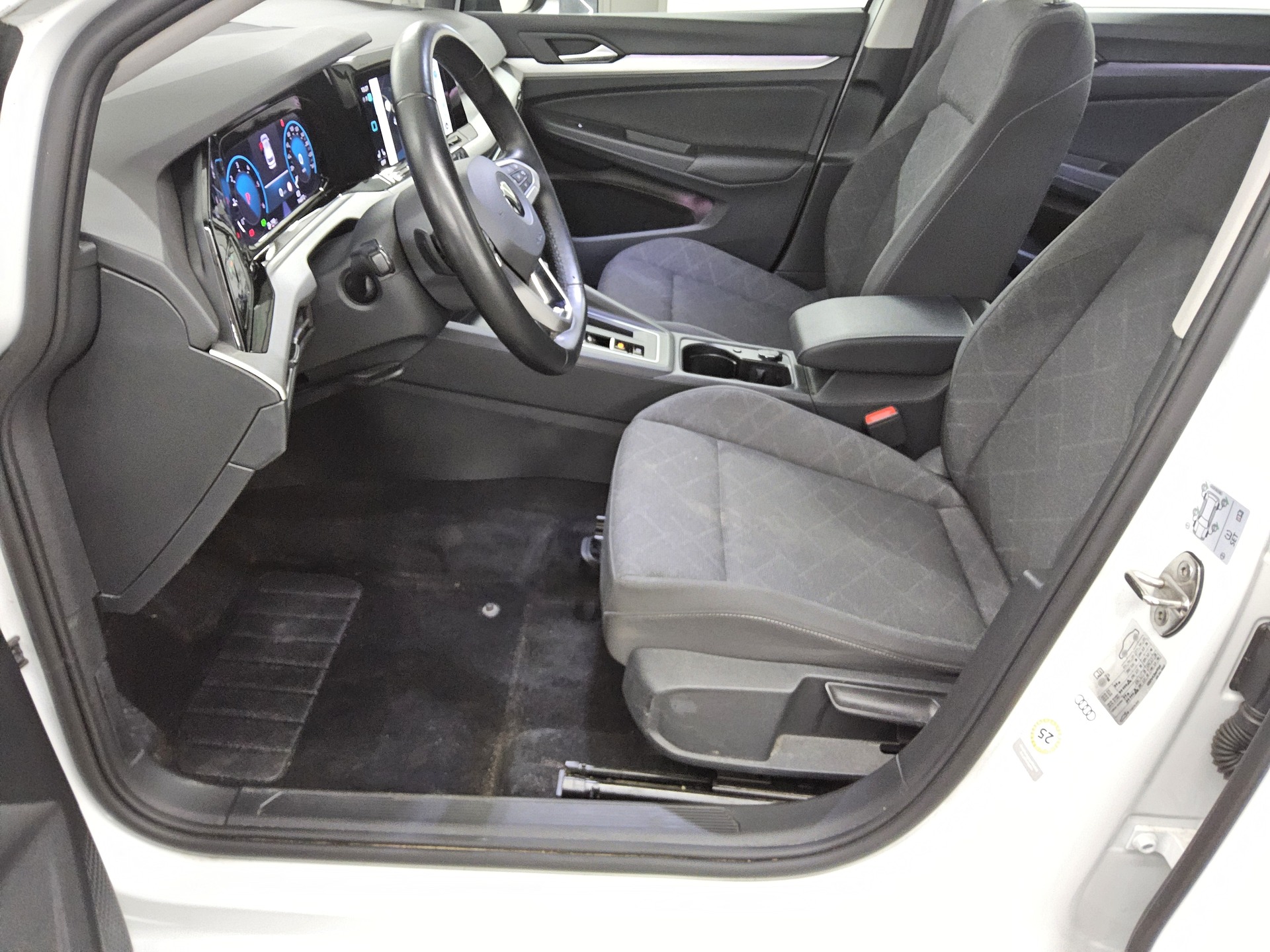 Volkswagen Golf-8 Var. 2.0 TDI Life Navi LED AID ACC Shz 9