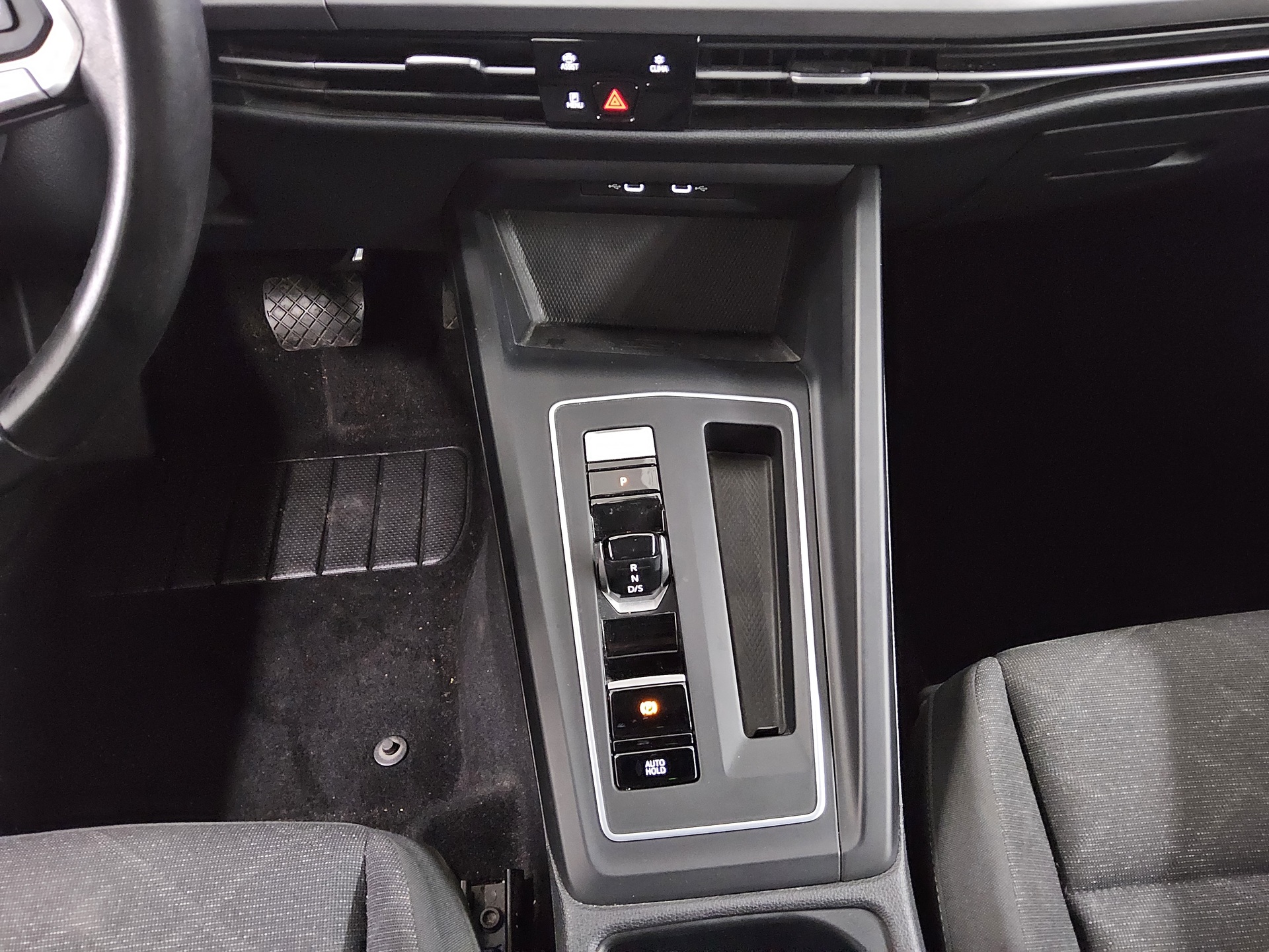 Volkswagen Golf-8 Var. 2.0 TDI Life Navi LED AID ACC Shz 6