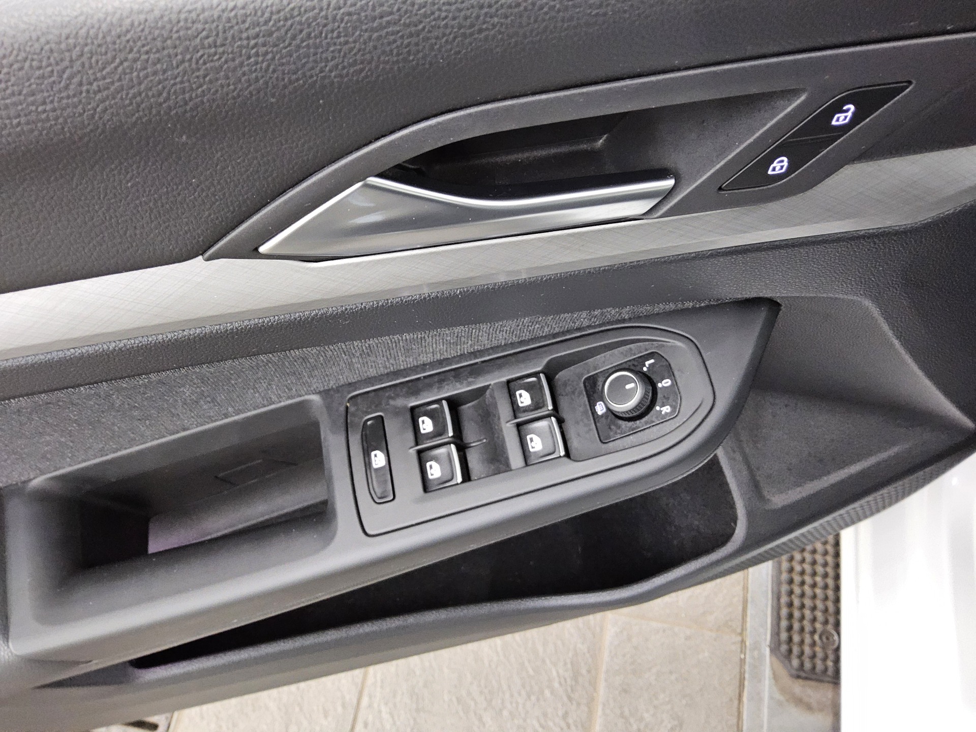 Volkswagen Golf-8 Var. 2.0 TDI Life Navi LED AID ACC Shz 10