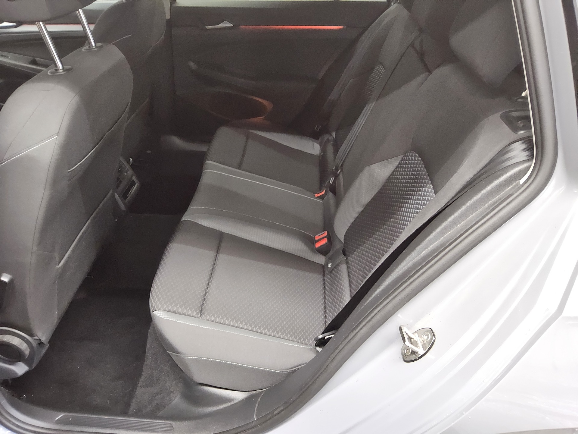 Volkswagen Golf-8 Var. 2.0 TDI Active Navi LED AID PDC Shz 12