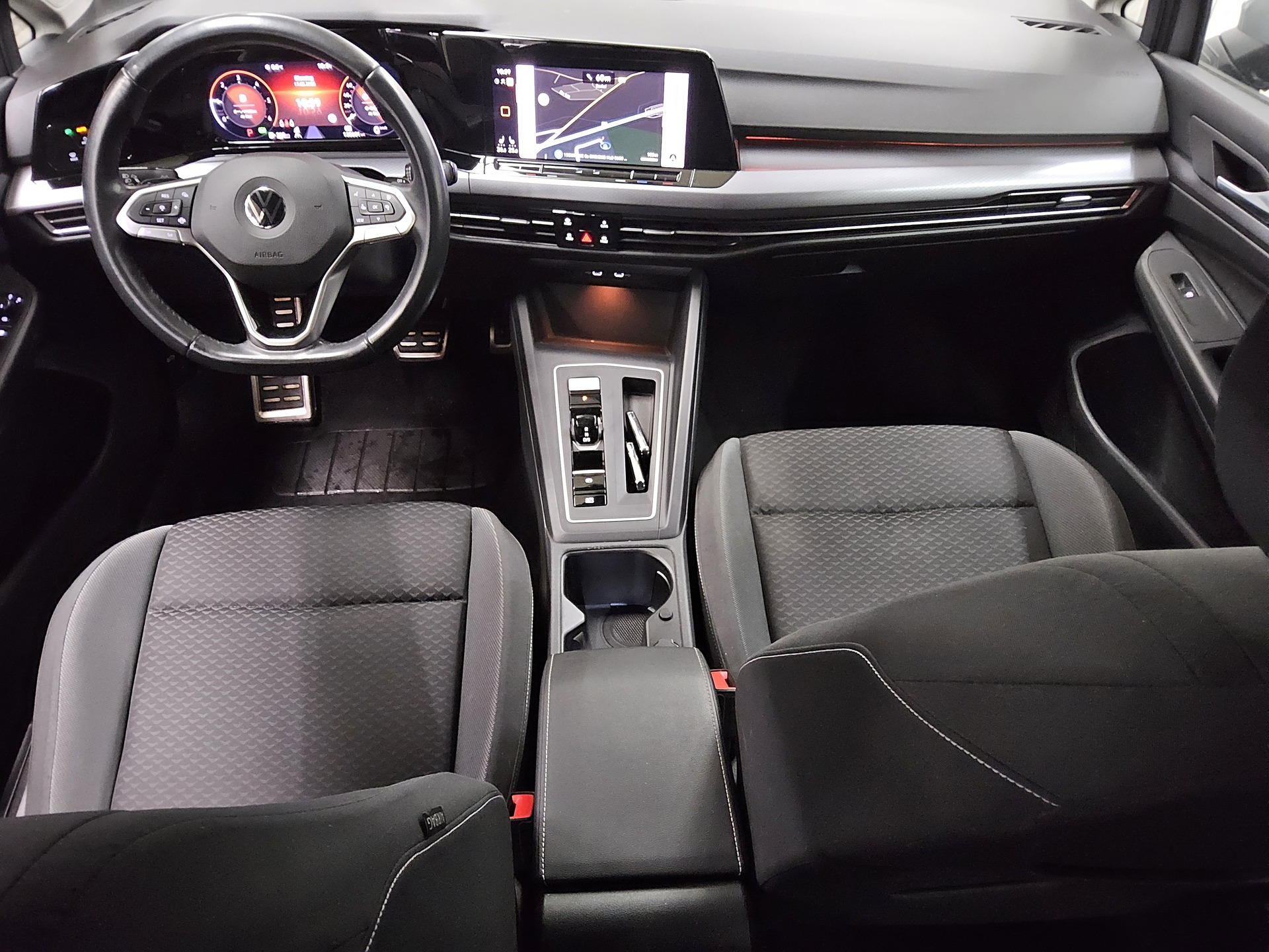 Volkswagen Golf-8 Var. 2.0 TDI Active Navi LED AID PDC Shz 5