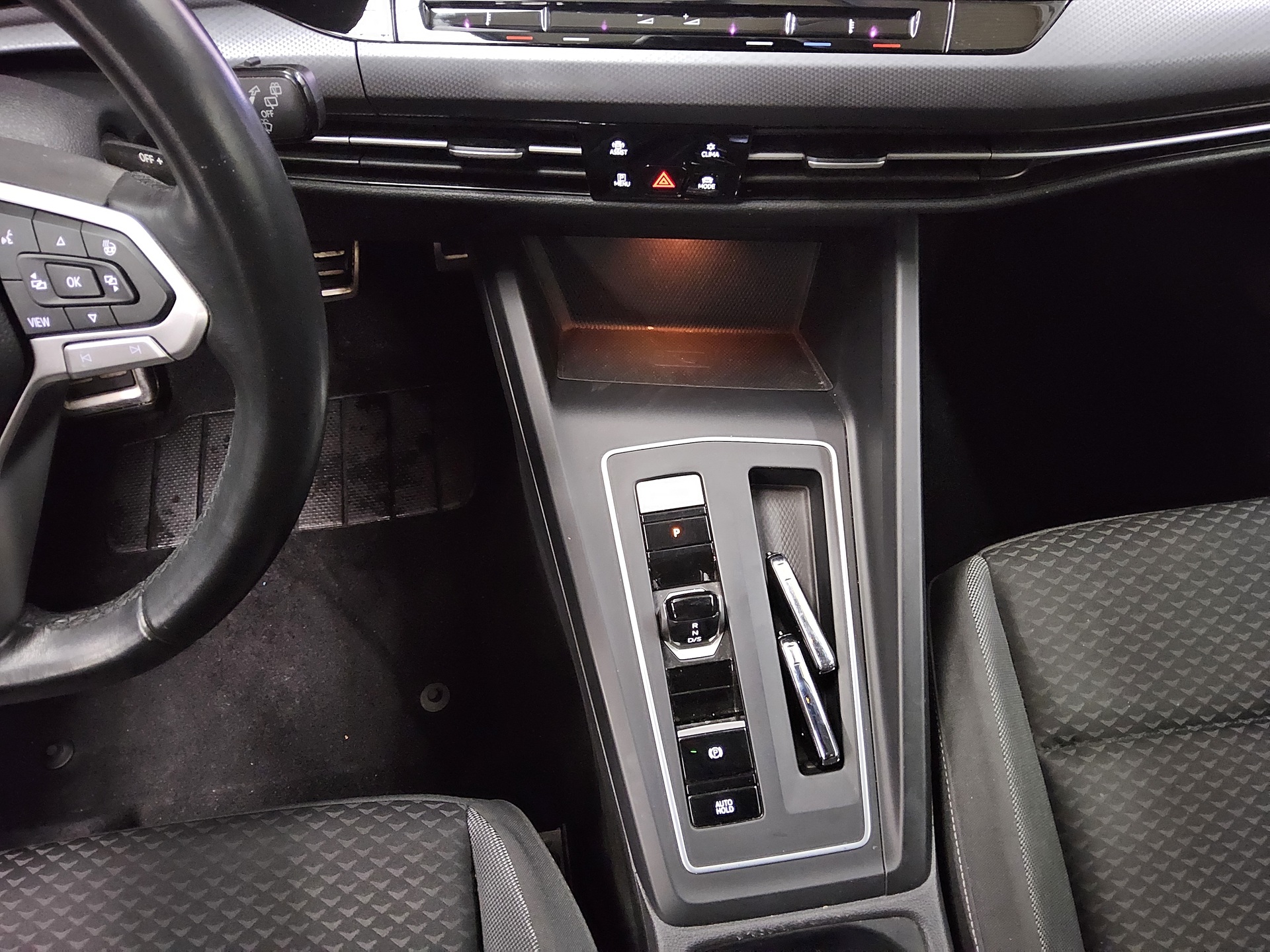 Volkswagen Golf-8 Var. 2.0 TDI Active Navi LED AID PDC Shz 6