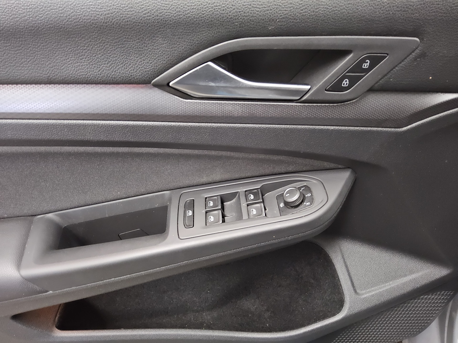 Volkswagen Golf-8 Var. 2.0 TDI Active Navi LED AID PDC Shz 10