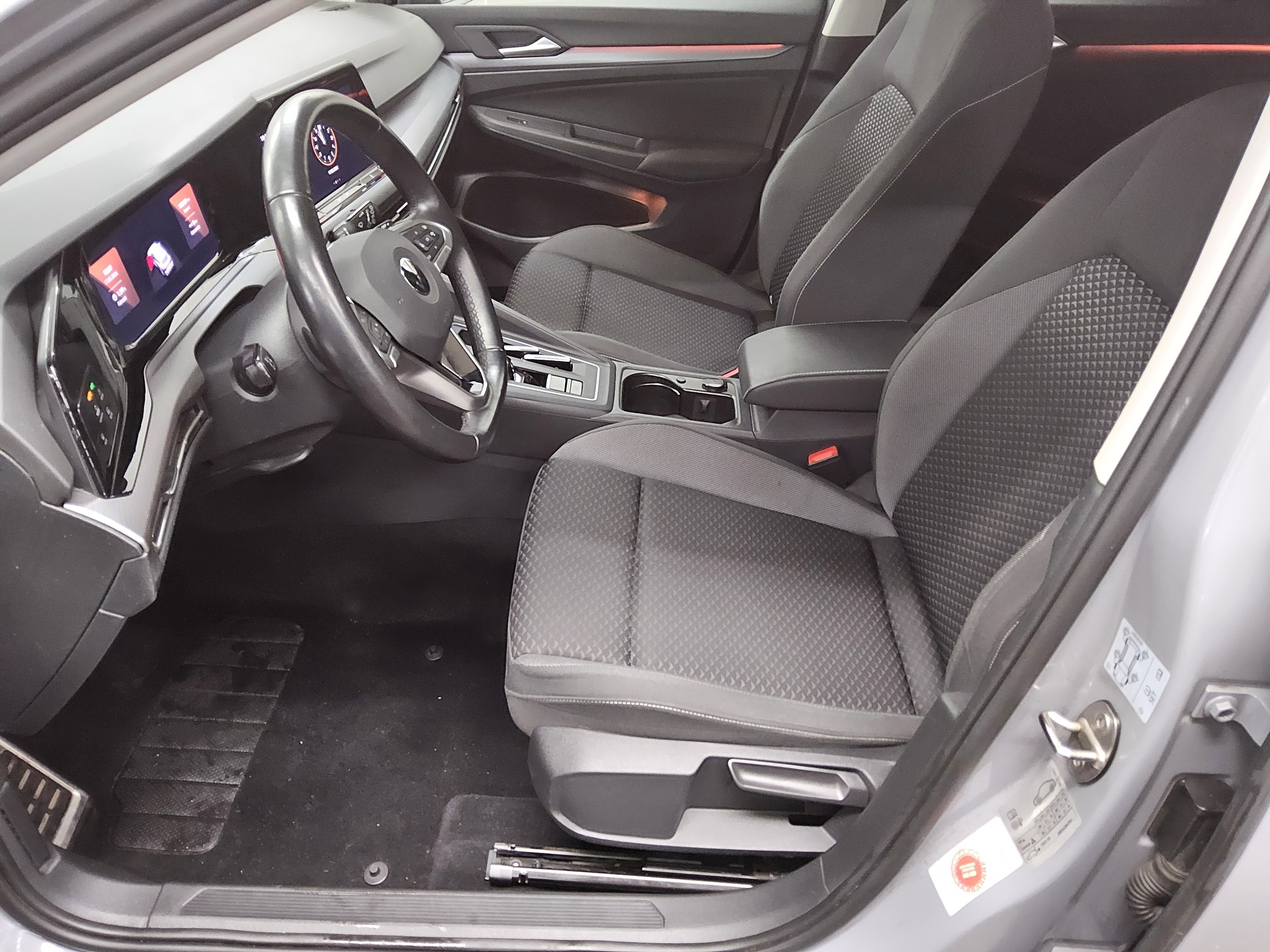 Volkswagen Golf-8 Var. 2.0 TDI Active Navi LED AID PDC Shz 9