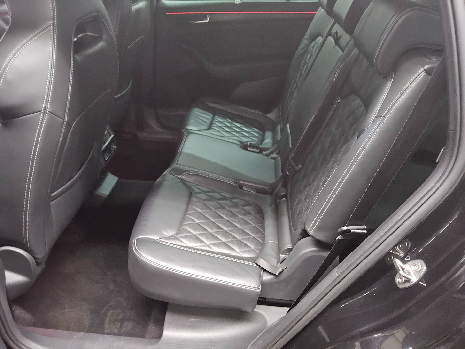 Skoda Kodiaq 2.0 TDI 4x4 SportLine 7-Sitze Navi vc LED 13