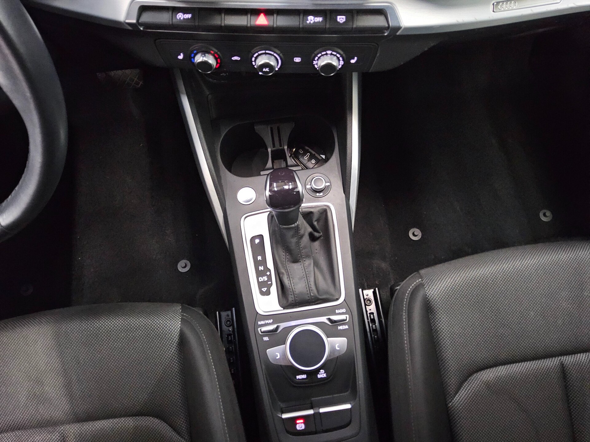 Audi Q2 35 TDI S-Line Navi LED Shz PDC 6