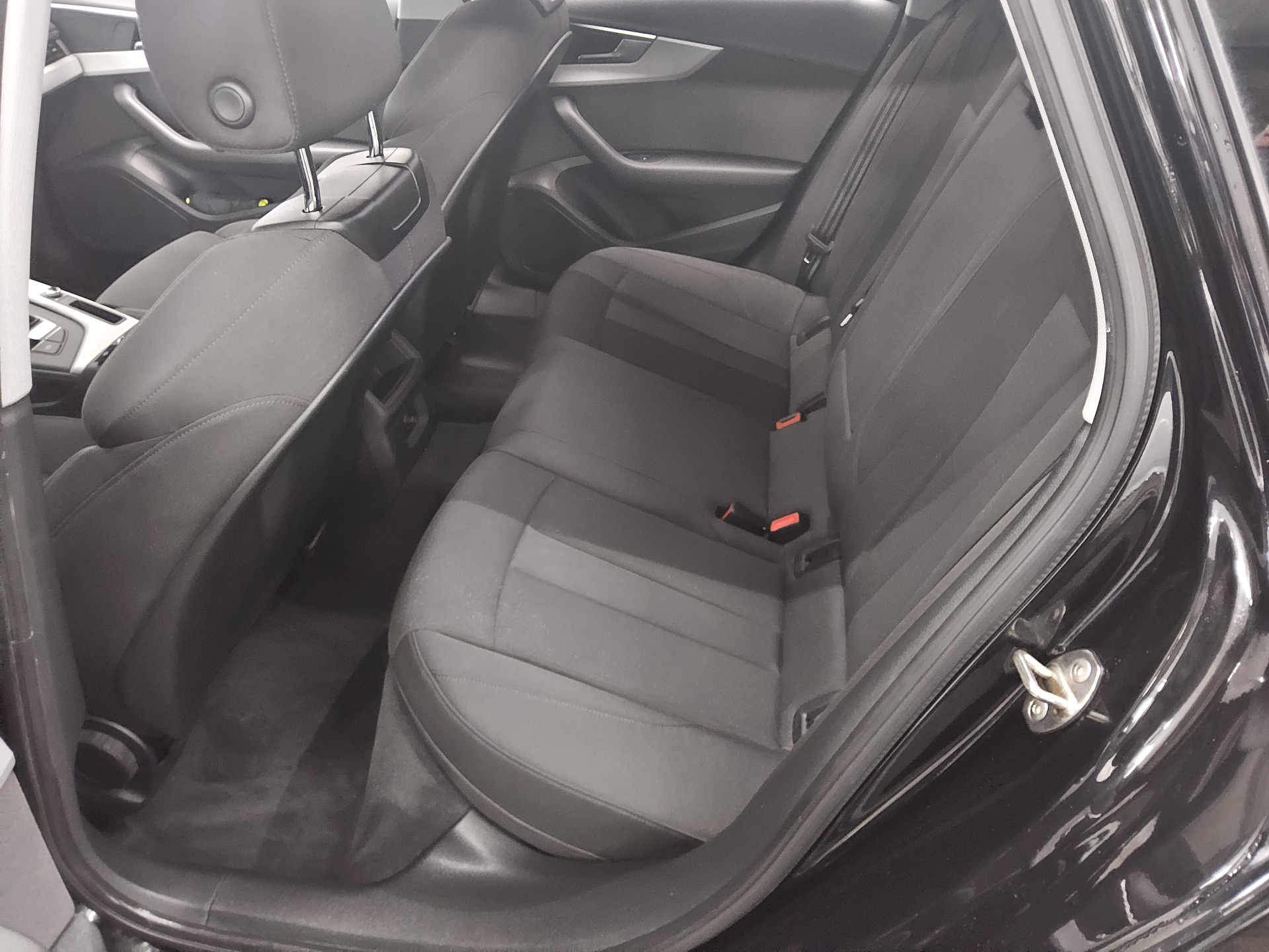 Audi A4 Avant 35 TDI S-Line Navi LED Shz PDC Tempomat 12