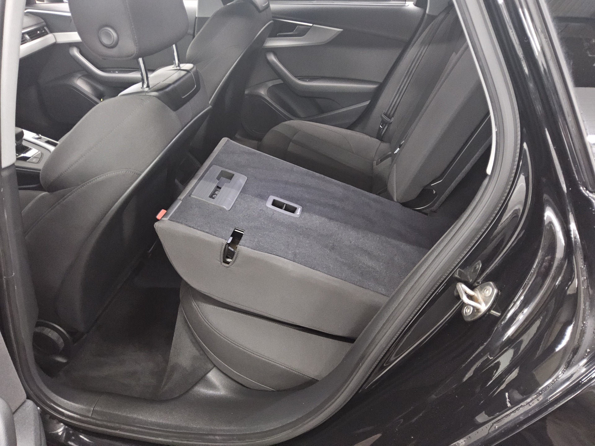 Audi A4 Avant 35 TDI S-Line Navi LED Shz PDC Tempomat 13