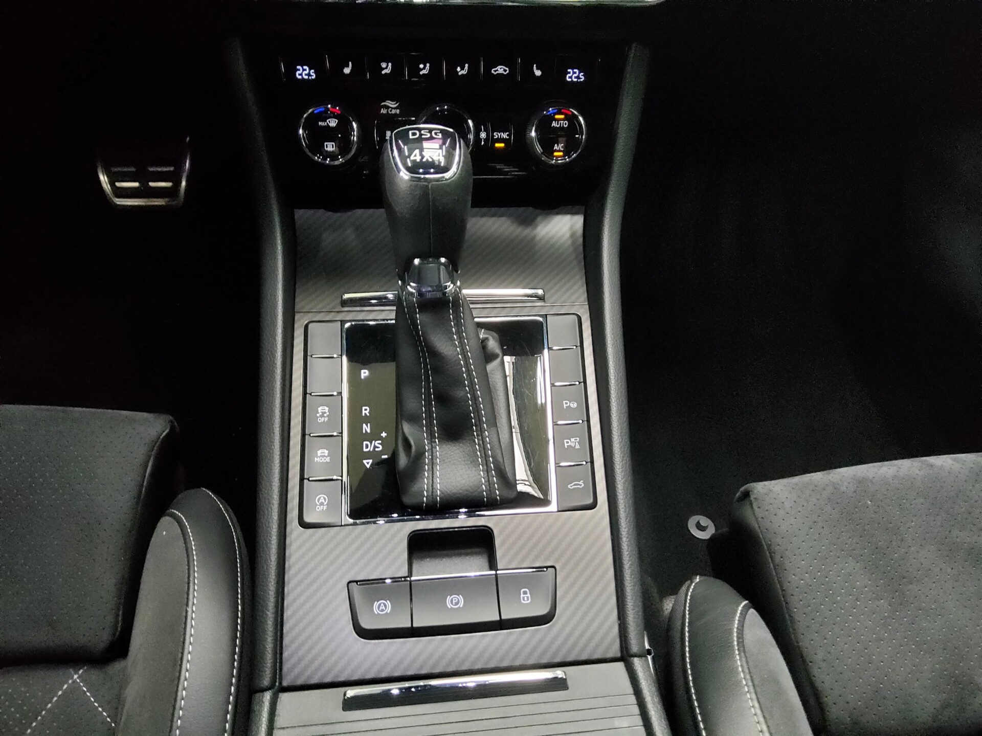 Skoda Superb Kombi 2.0 TDI SportLine Navi DC LED RfK 6