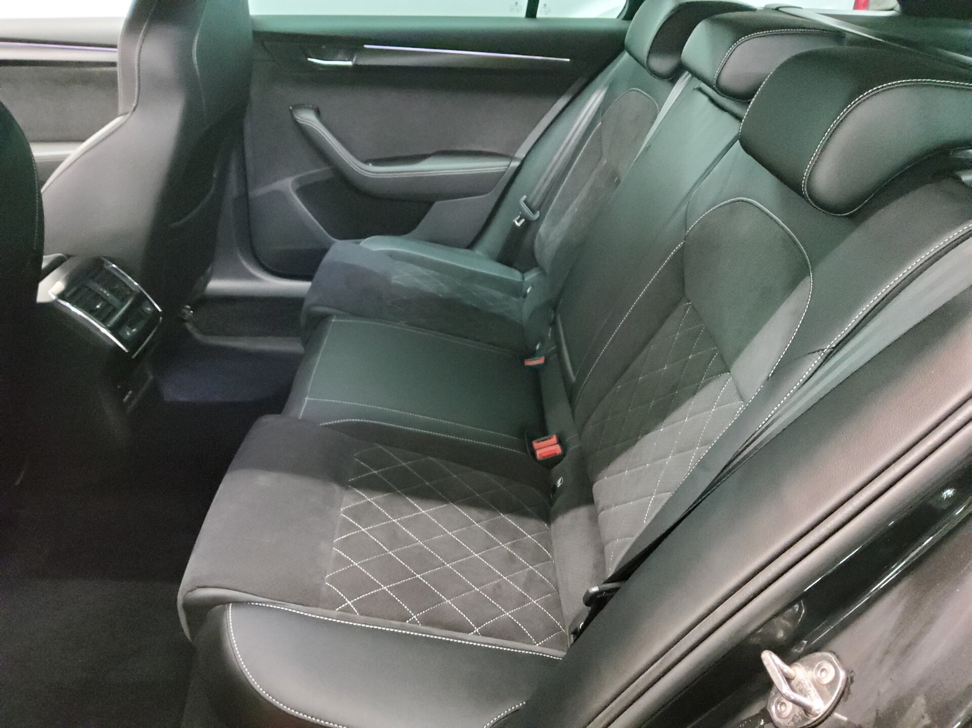 Skoda Superb Kombi 2.0 TDI SportLine Navi DC LED RfK 13