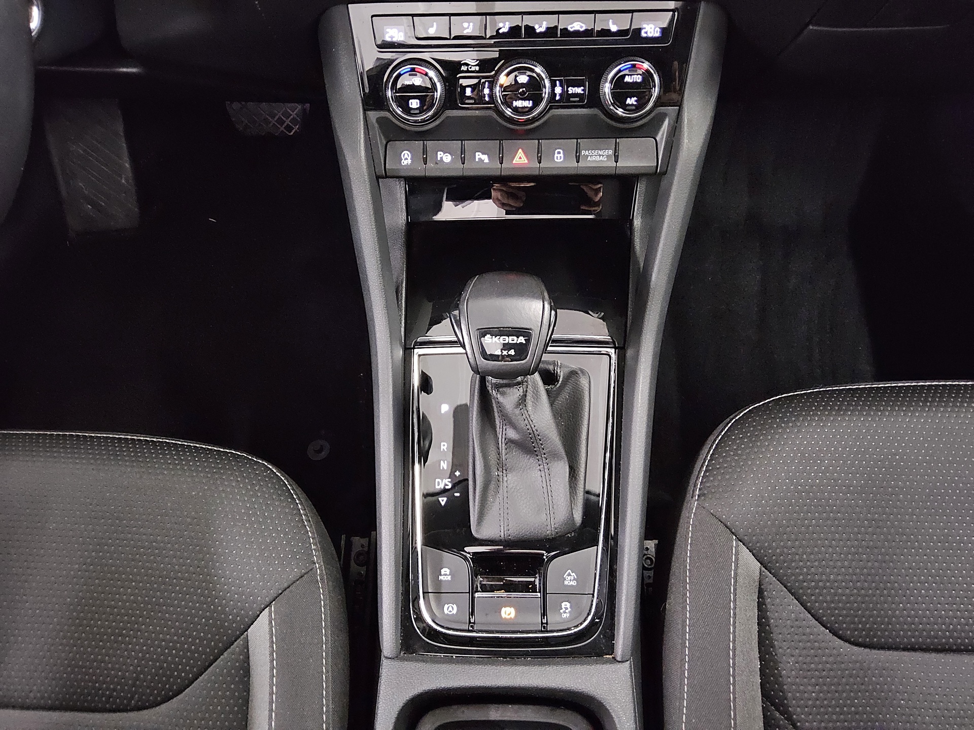 Skoda Kodiaq 2.0 TDI 4x4 Tour Pano vc StandHzg DCC AHK 6