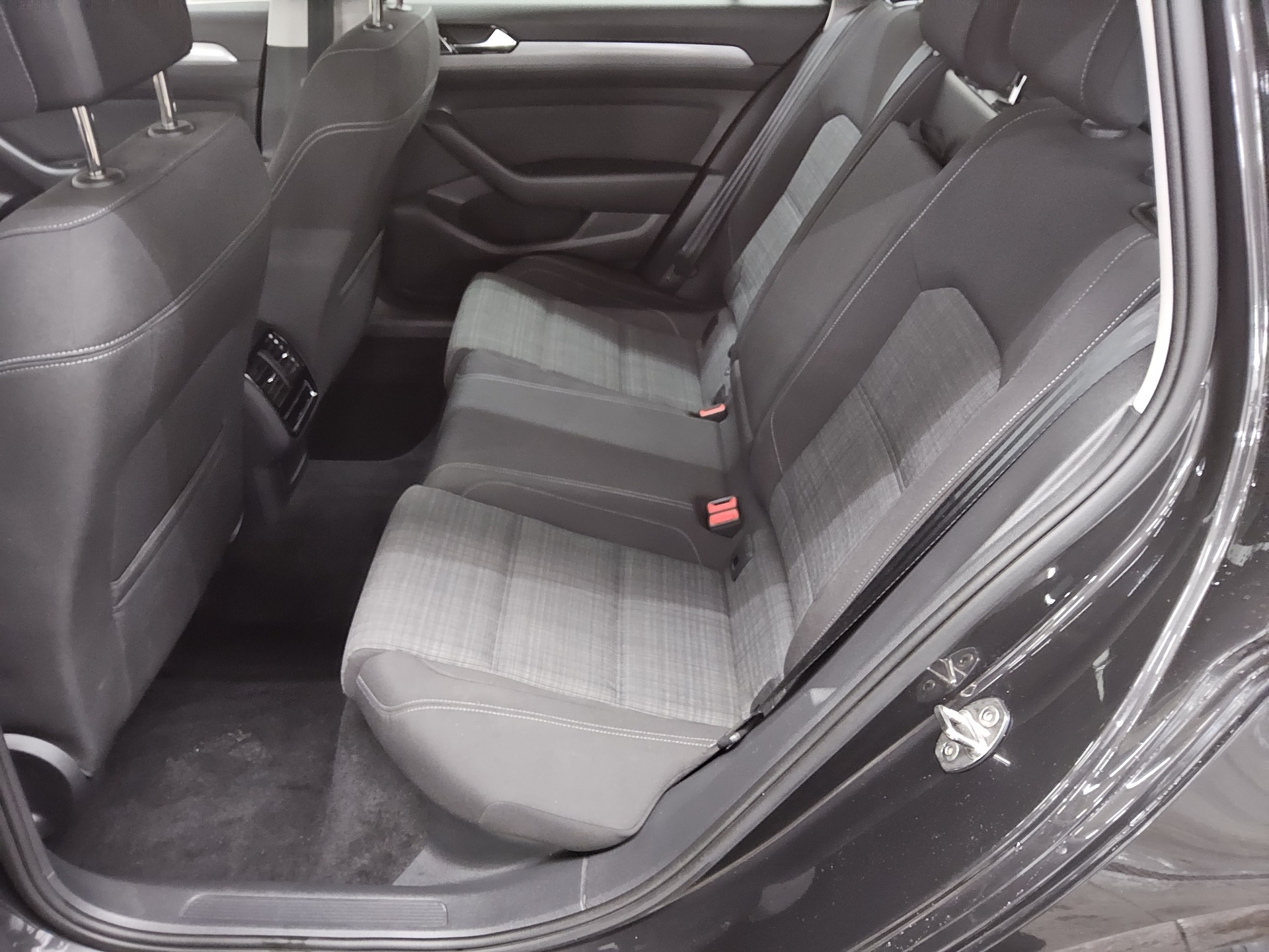 Volkswagen Passat Var. 2.0 TDI Business StHzg IQ.Light DC 13