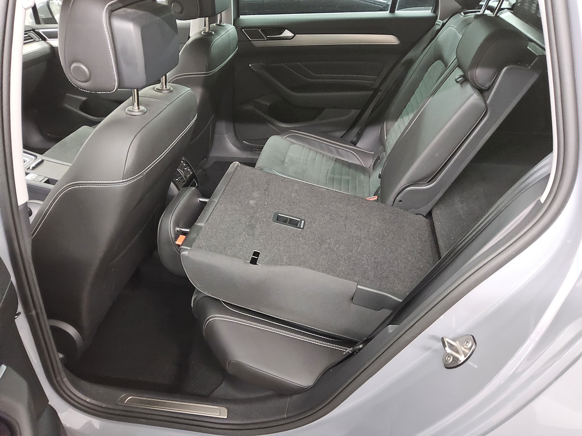 Volkswagen Passat Var. 2.0 TDI Elegance Navi DC Matrix Ahk 13