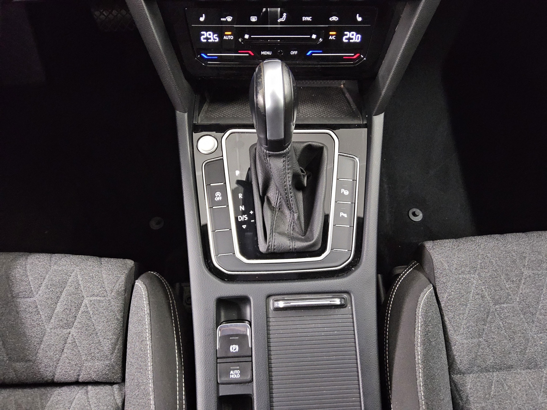 Volkswagen Passat Var. 2.0 TDI Business Navi LED DC AHK RFK 6