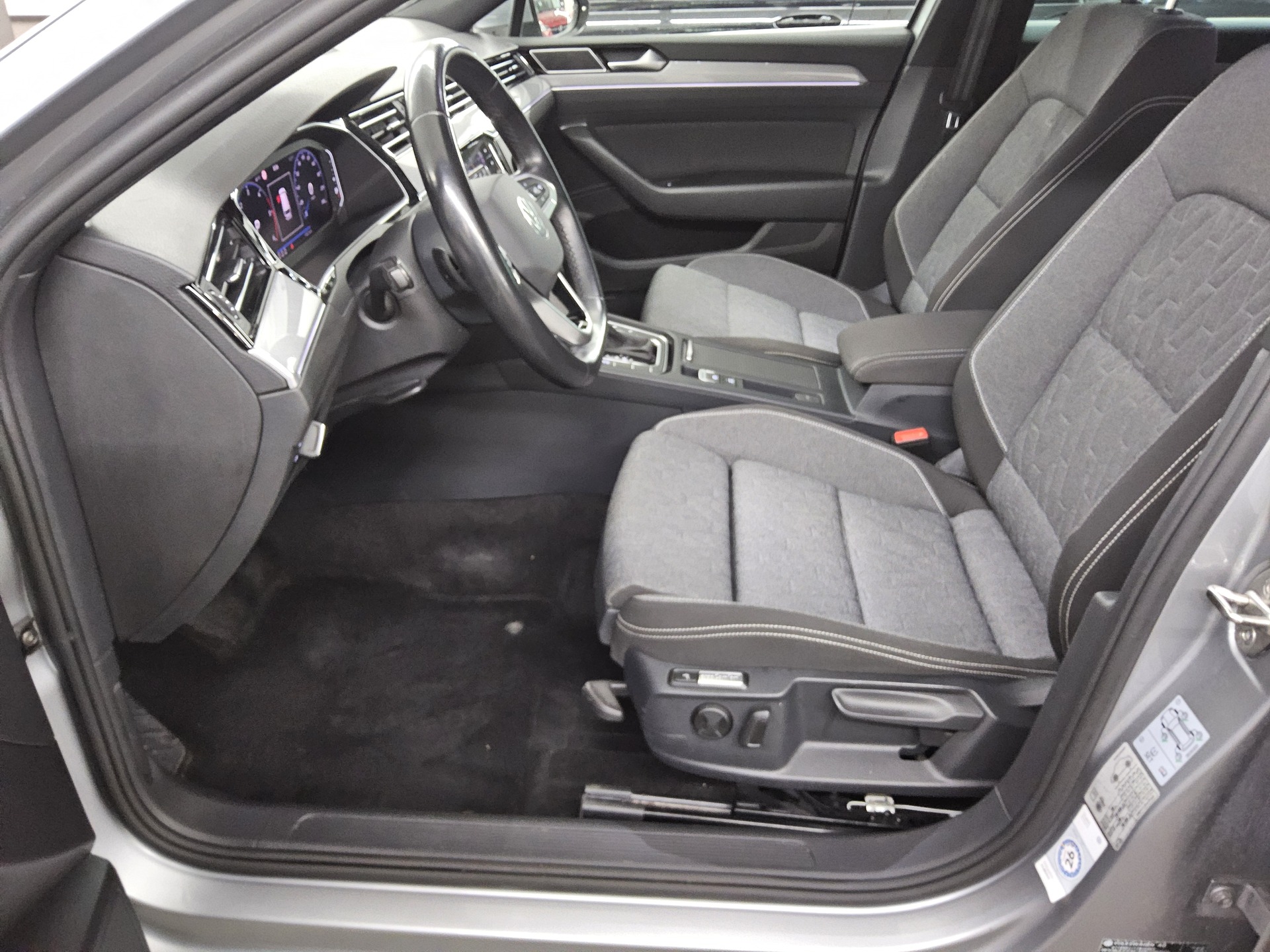 Volkswagen Passat Var. 2.0 TDI Business Navi LED DC AHK RFK 9