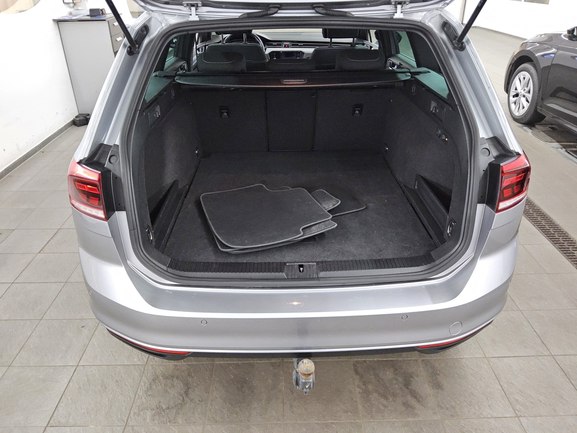 Volkswagen Passat Var. 2.0 TDI Business Navi LED DC AHK RFK 12