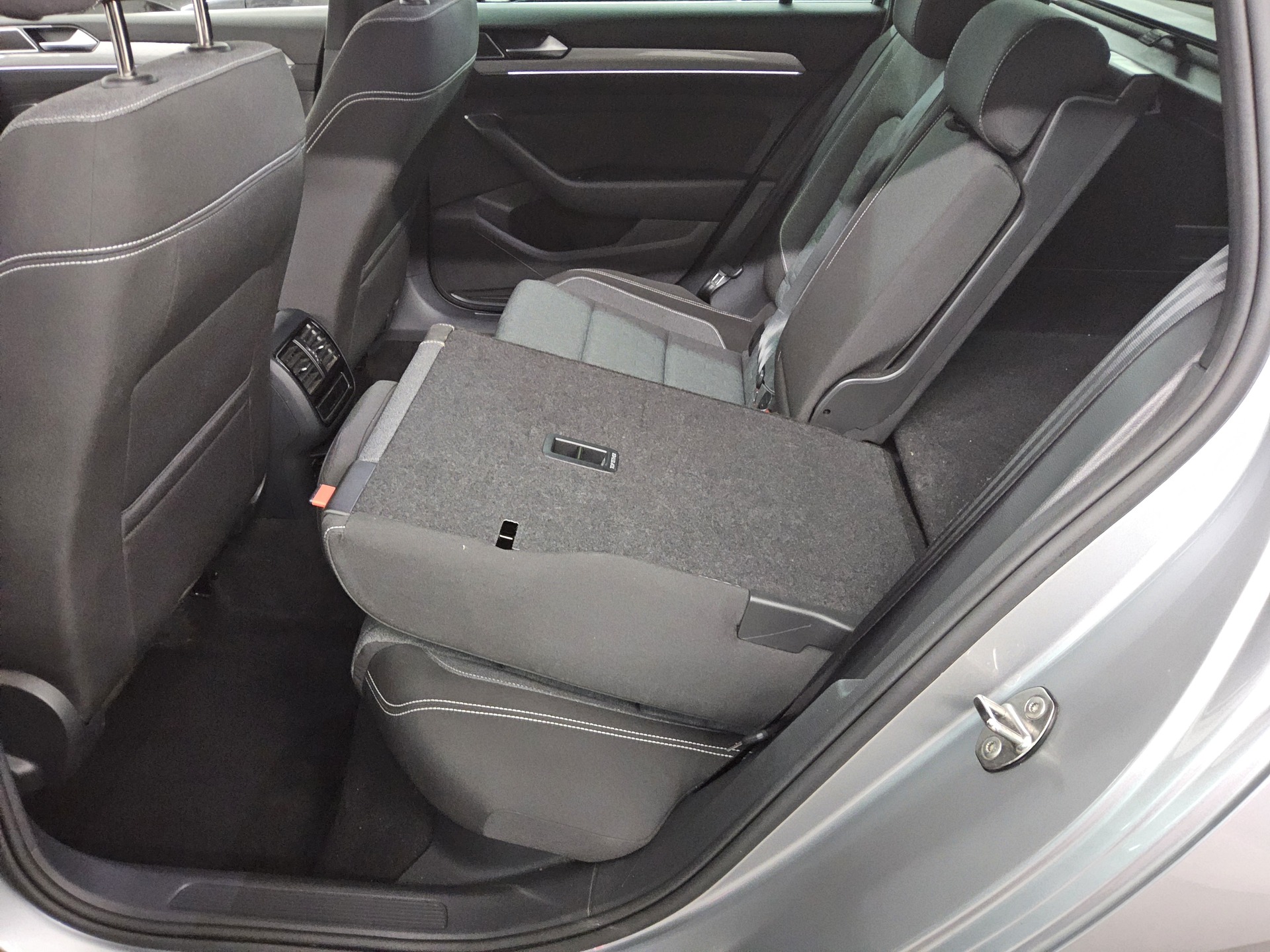 Volkswagen Passat Var. 2.0 TDI Business Navi LED DC AHK RFK 13