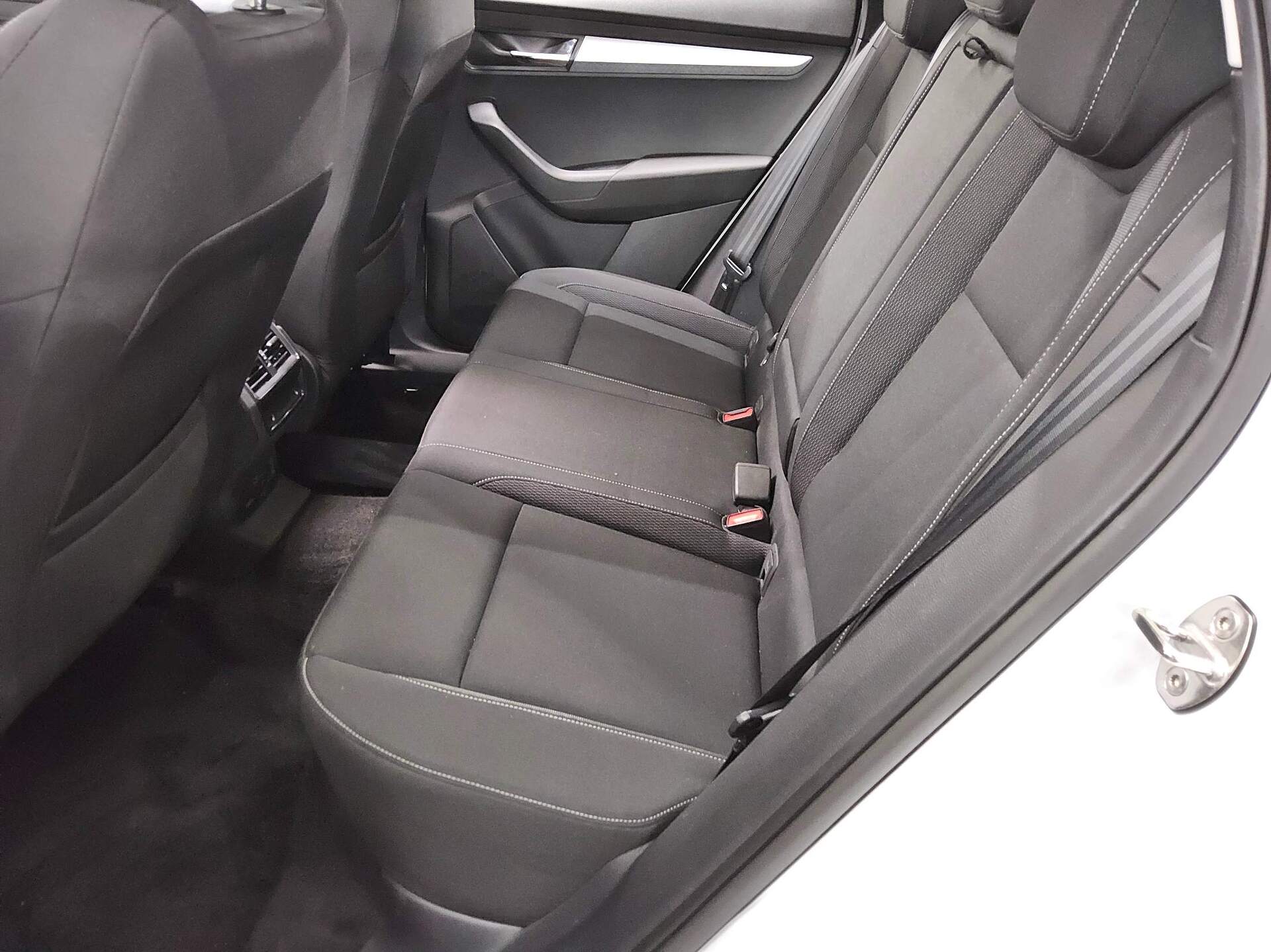 Skoda Karoq 2.0 TDI Ambition Navi LED vc Pano StHzg 13