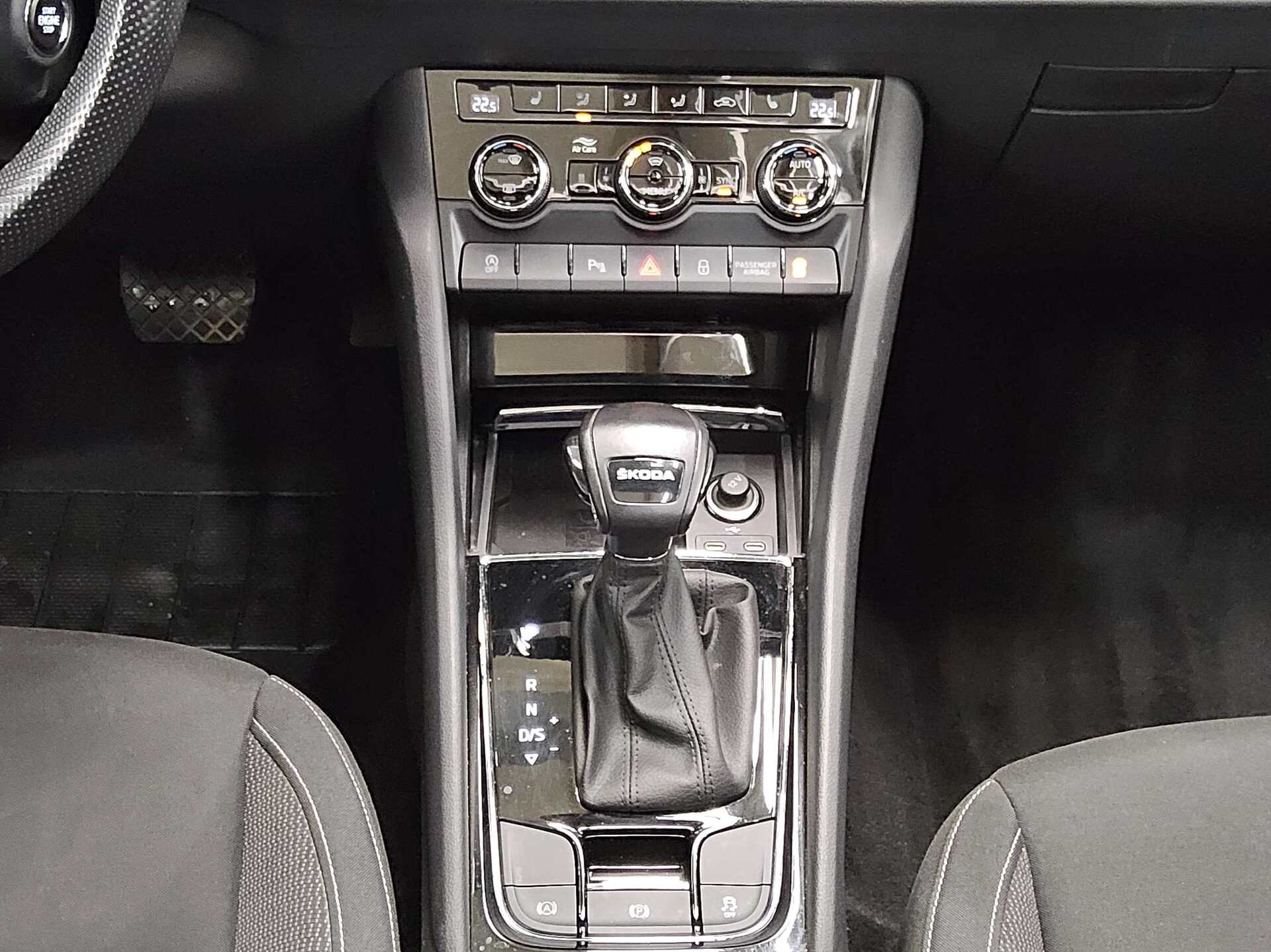 Skoda Karoq 2.0 TDI Ambition Navi LED vc Pano StHzg 6