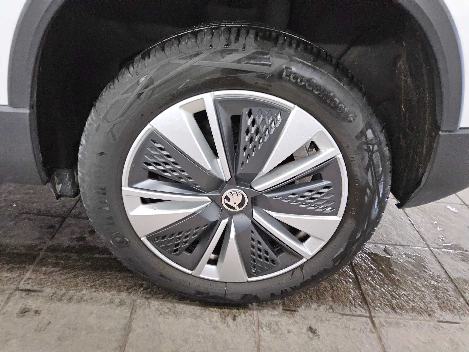 Skoda Karoq 2.0 TDI Ambition Navi LED vc Pano StHzg 11