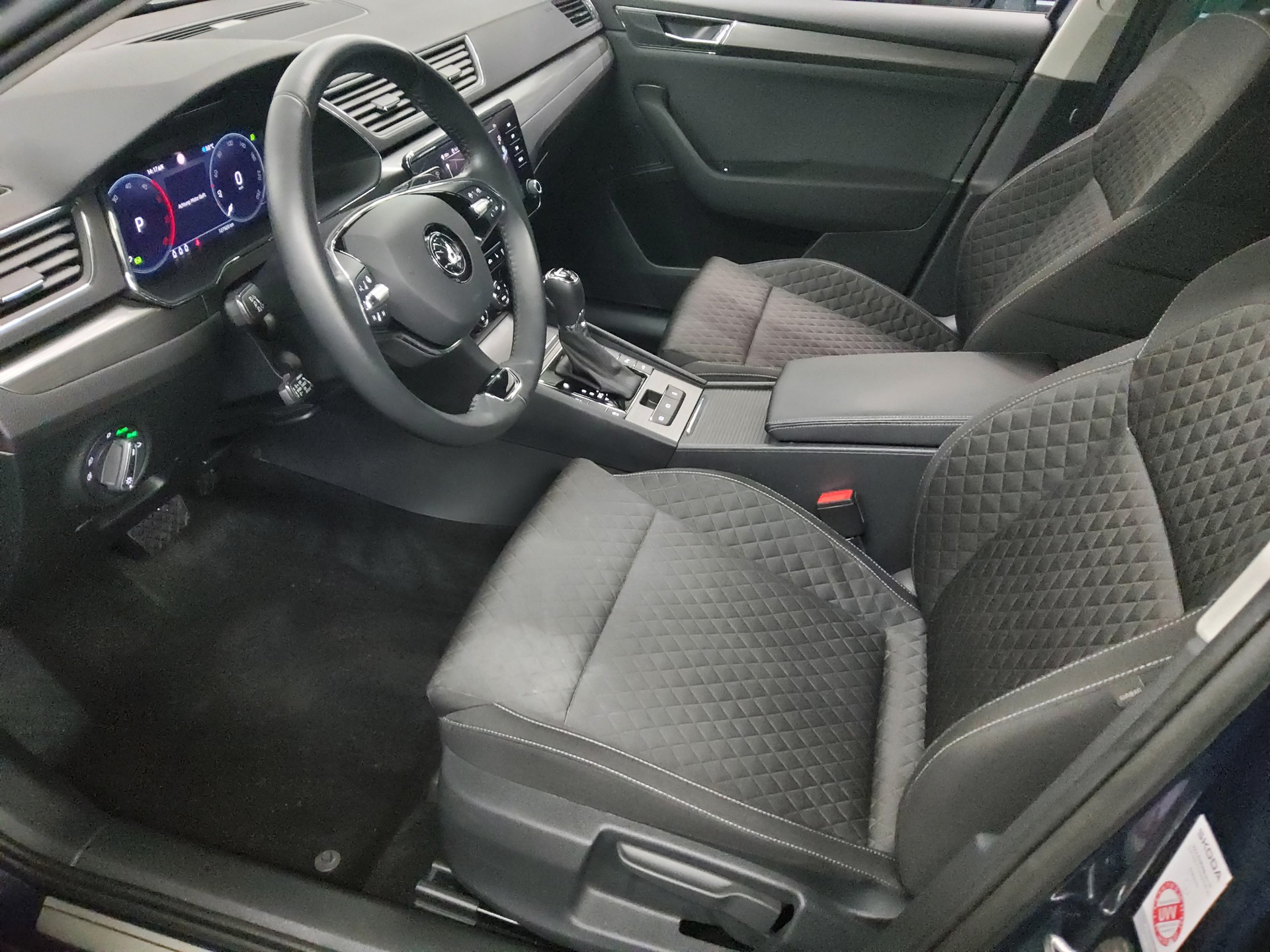 Skoda Superb Kombi 2.0 TDI Ambition Navi LED Virtual 9