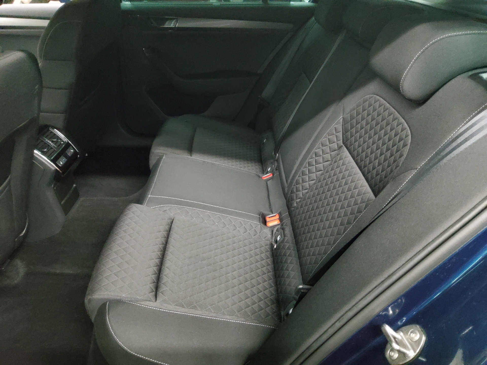 Skoda Superb Kombi 2.0 TDI Ambition Navi LED Virtual 13