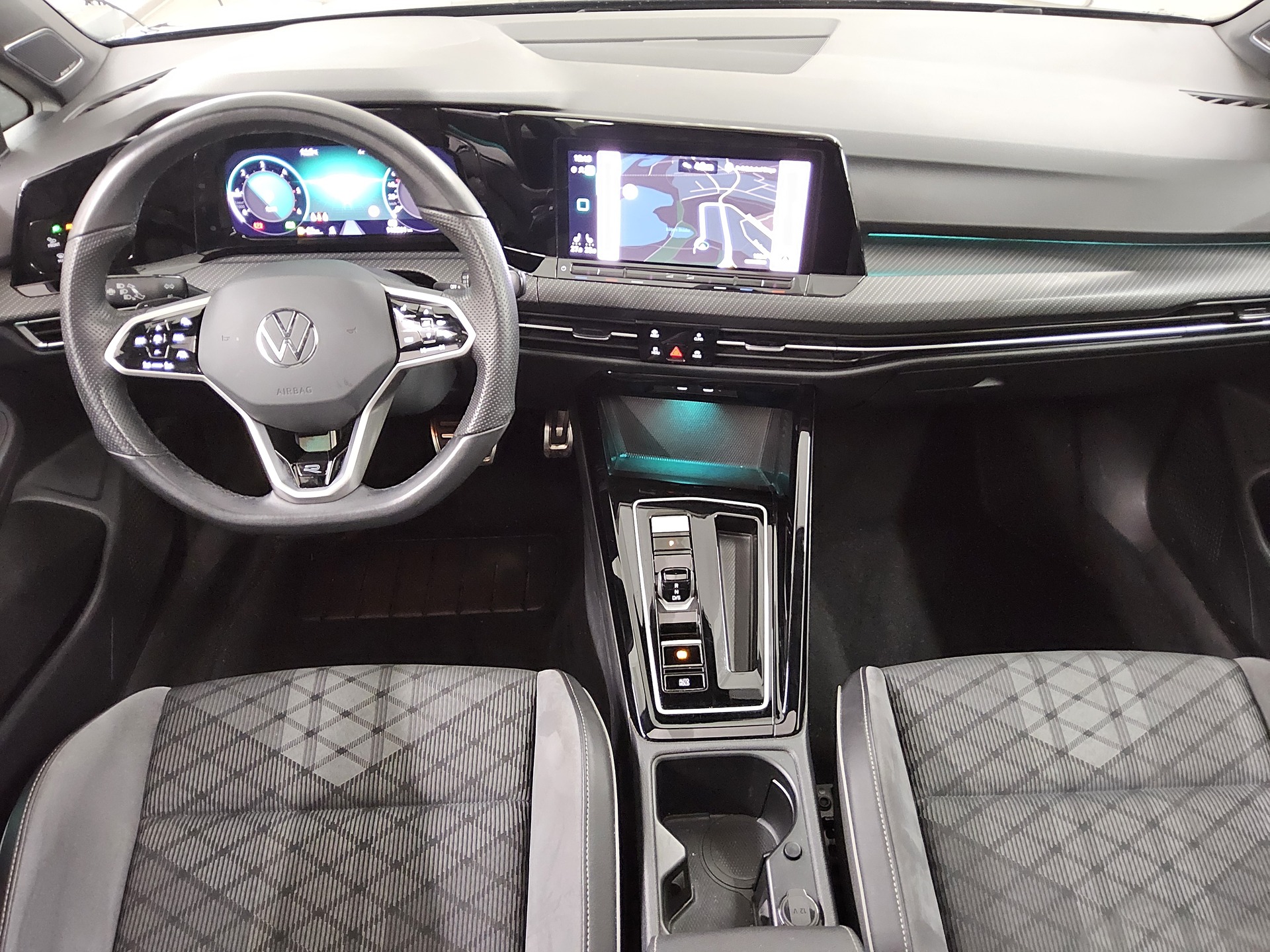Volkswagen Golf-8 Var. 2.0 TDI R-Line Pano IQ.Light AID H-K 5