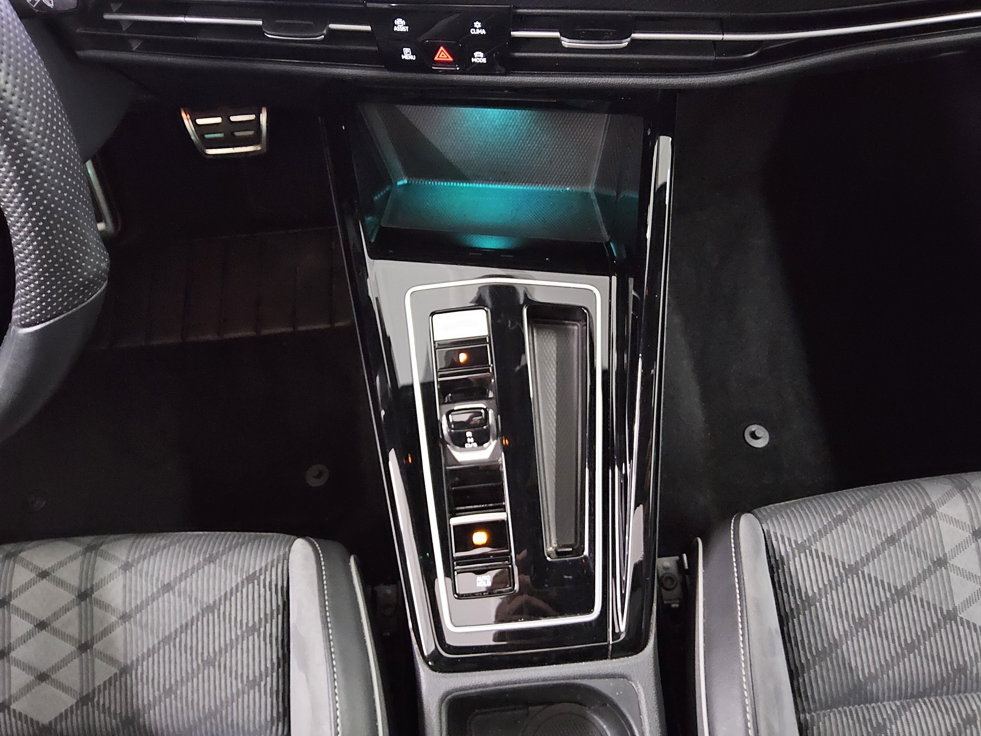 Volkswagen Golf-8 Var. 2.0 TDI R-Line Pano IQ.Light AID H-K 6