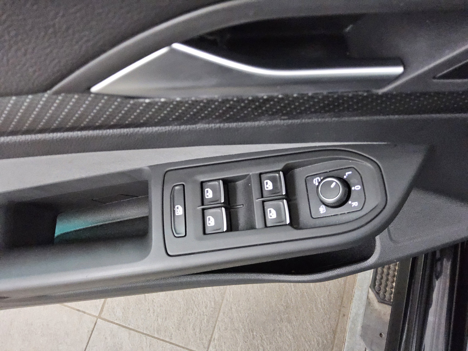 Volkswagen Golf-8 Var. 2.0 TDI R-Line Pano IQ.Light AID H-K 10