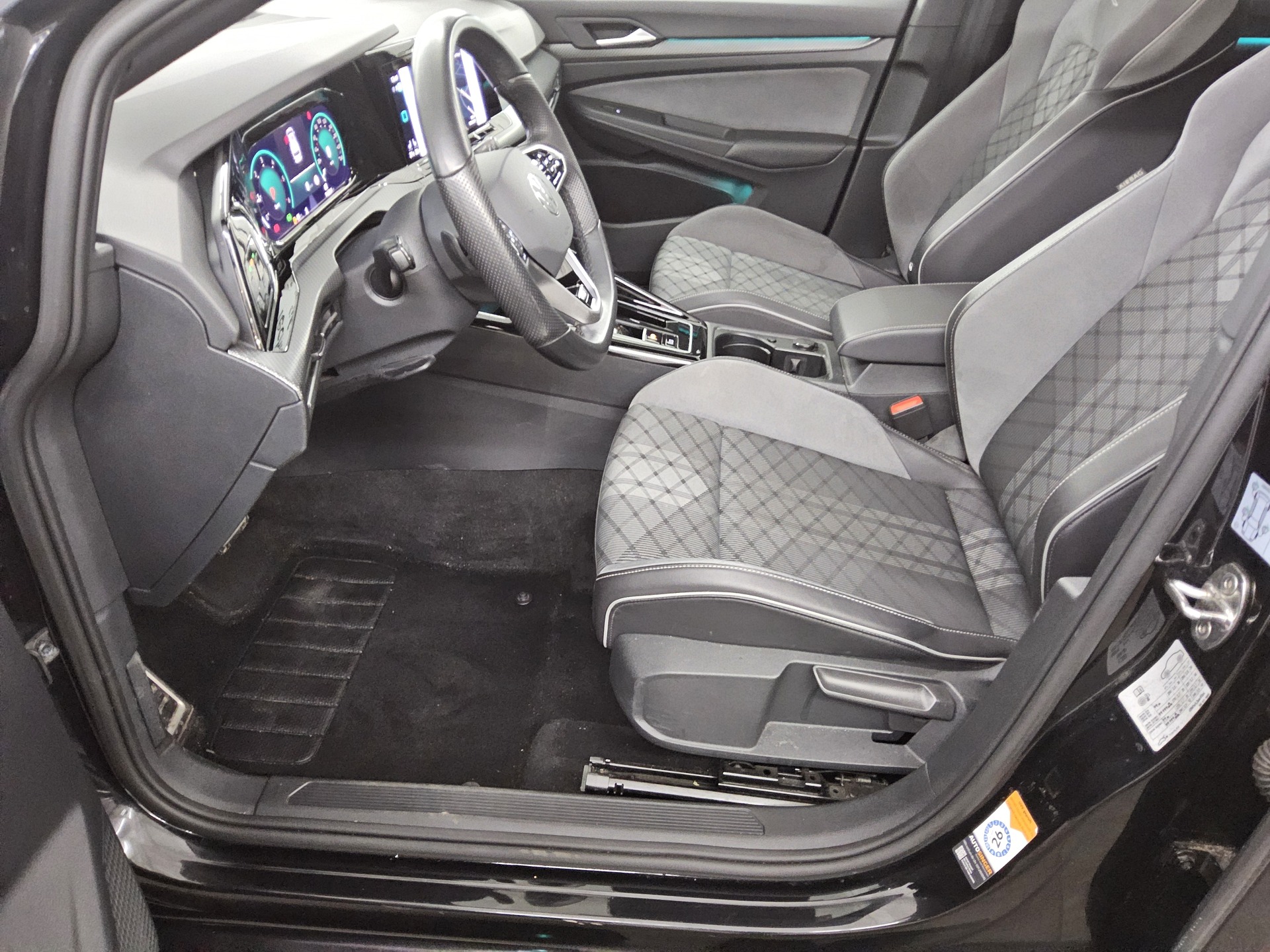 Volkswagen Golf-8 Var. 2.0 TDI R-Line Pano IQ.Light AID H-K 9