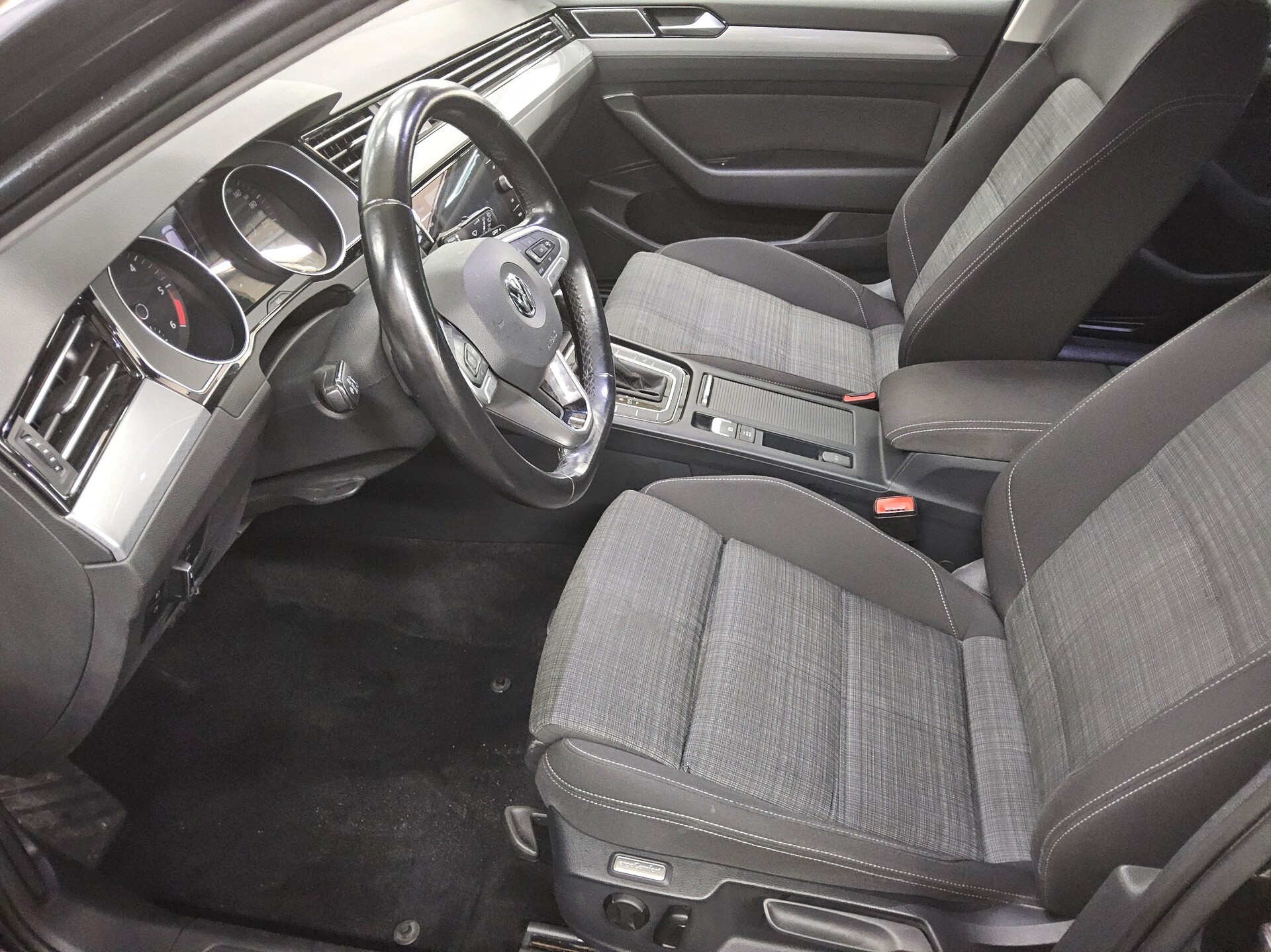 Volkswagen Passat Var. 1.6 TDI Business Navi LED RfK ACC 8