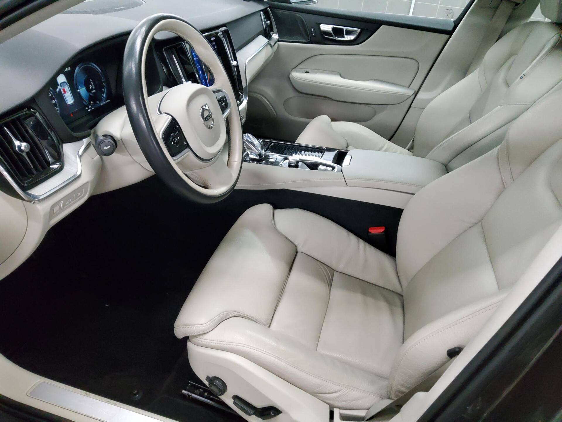 Volvo V60 T6 AWD Inscription Leder Navi LED 9