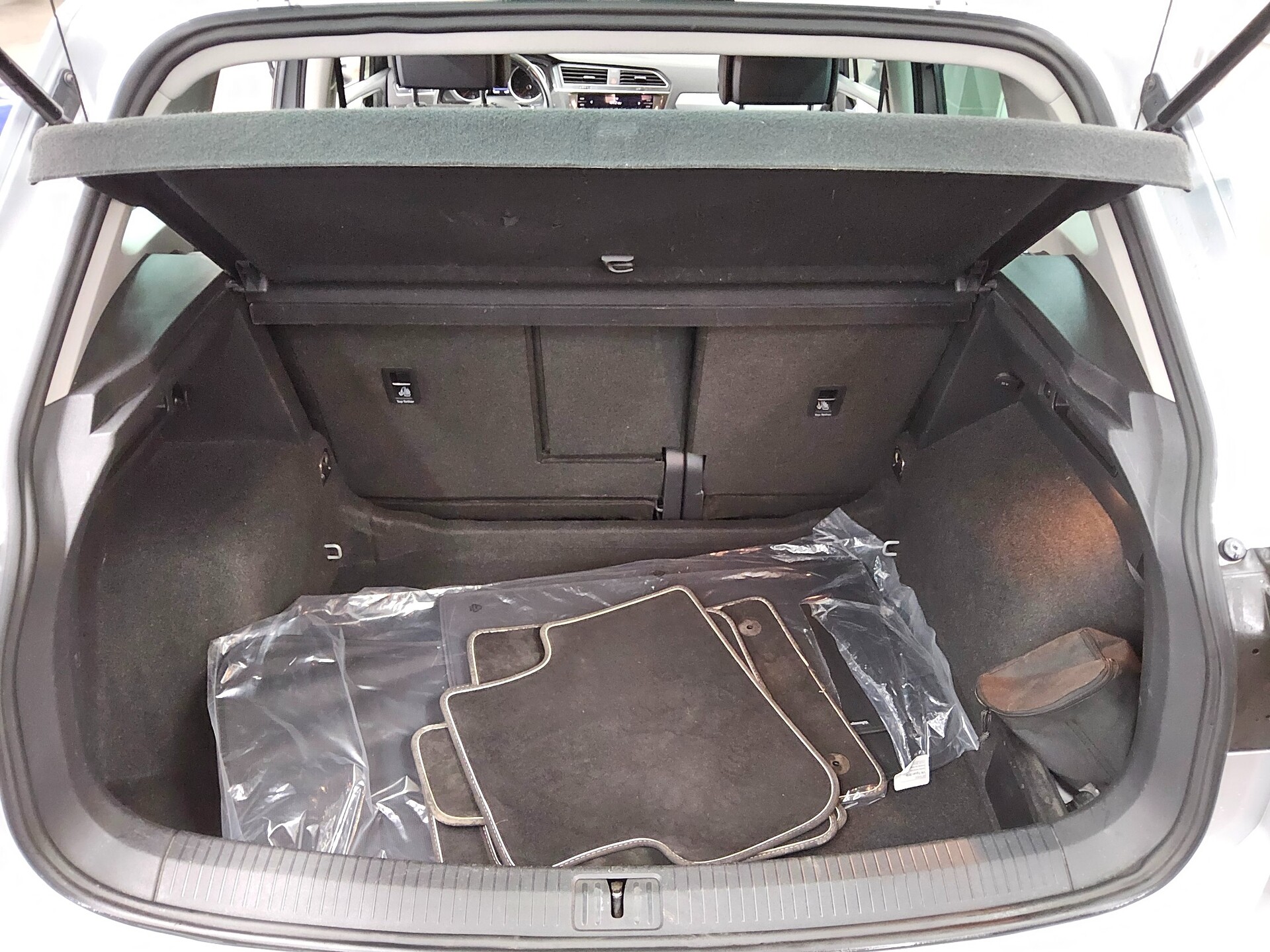 Volkswagen Tiguan 2.0 TDI Comf. AHK ACC PDC 11