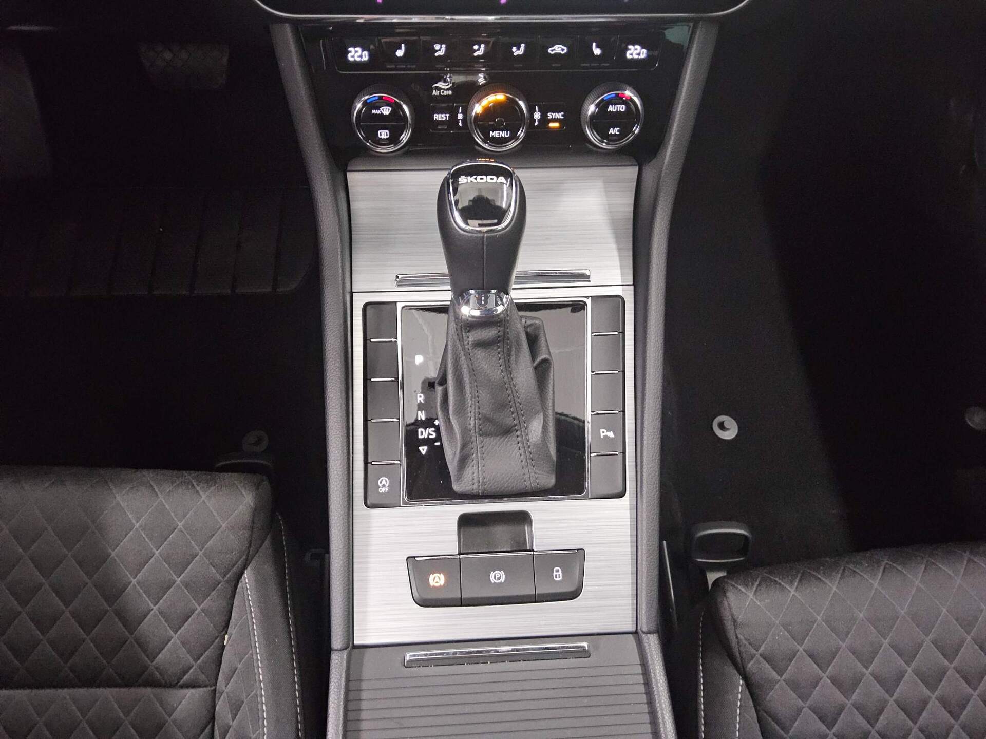 Skoda Superb Kombi 2.0 TDI Ambition Navi DC Pano AHK 6