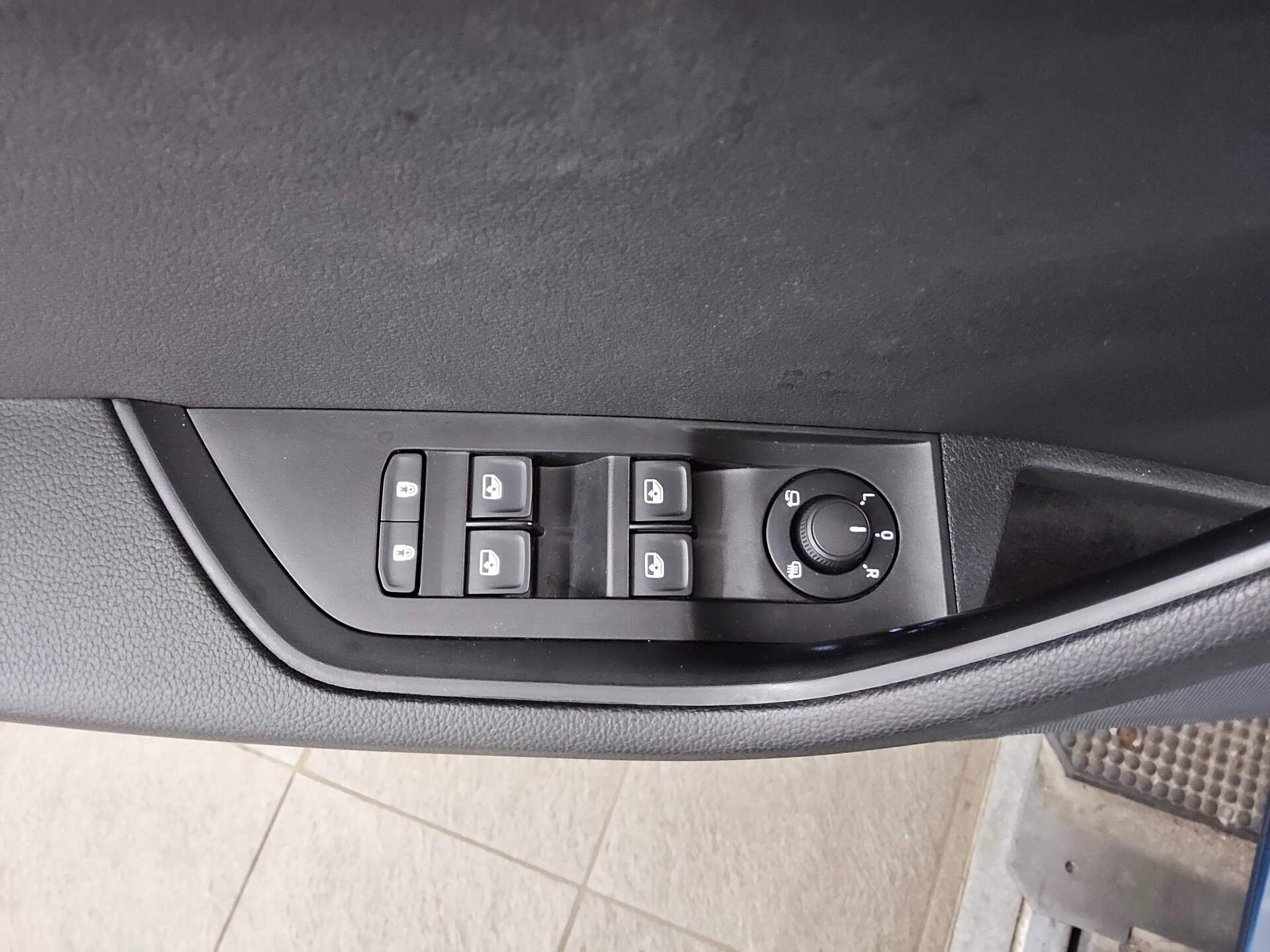 Skoda Superb Kombi 2.0 TDI Ambition Navi DC Pano AHK 10