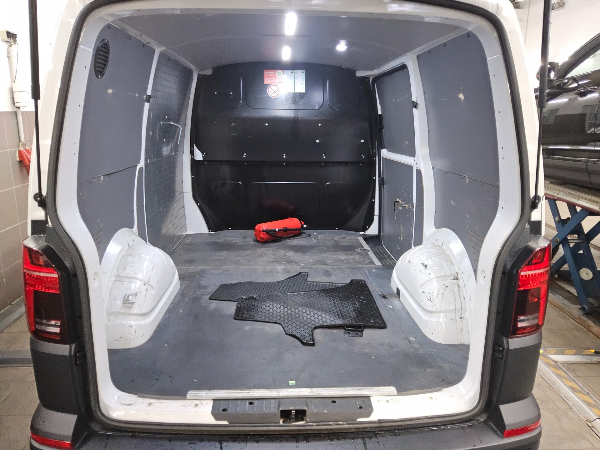 Volkswagen T6.1 2.0 TDI Kasten Navi LED Klima SHZ PDC 11