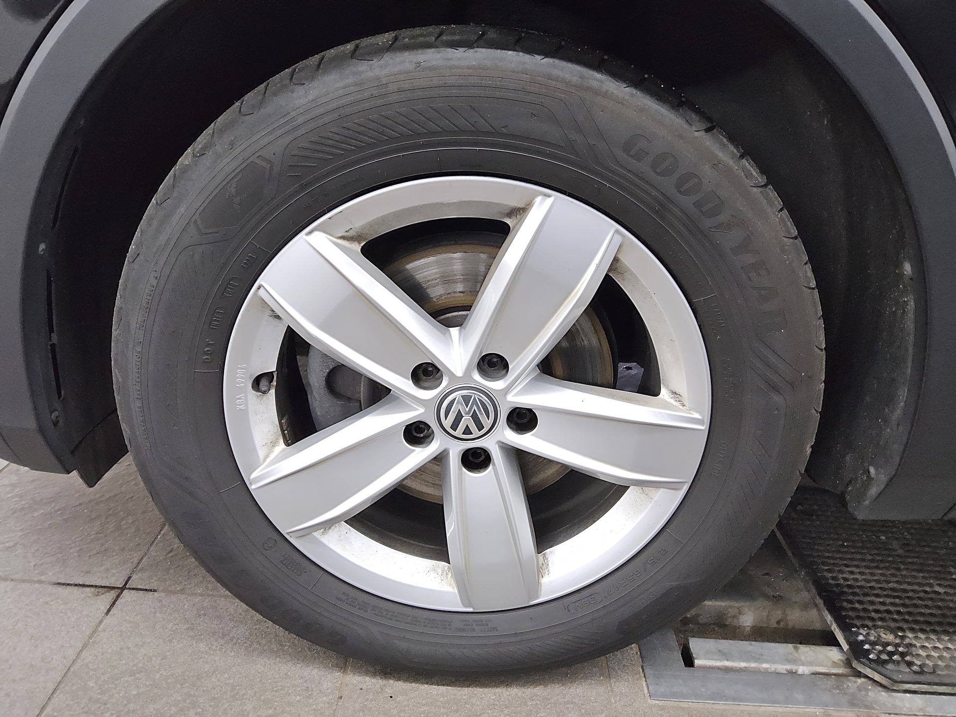 Volkswagen Tiguan 1.5 TSI Comf. Navi LED Ambiente ACC Ahk 10