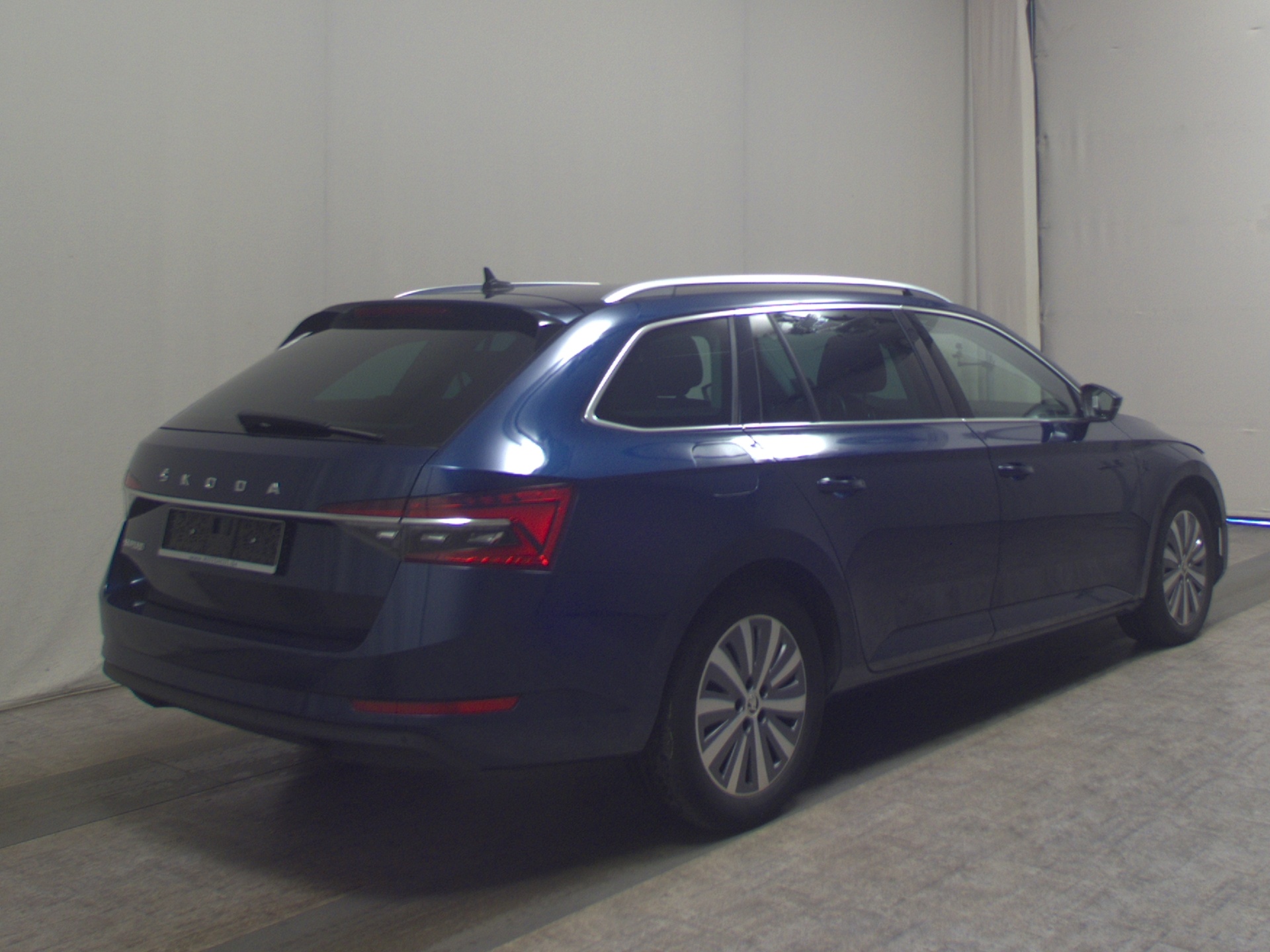 Skoda Superb Kombi 2.0 TDI Premium Ed. Navi LED vc ACC 4