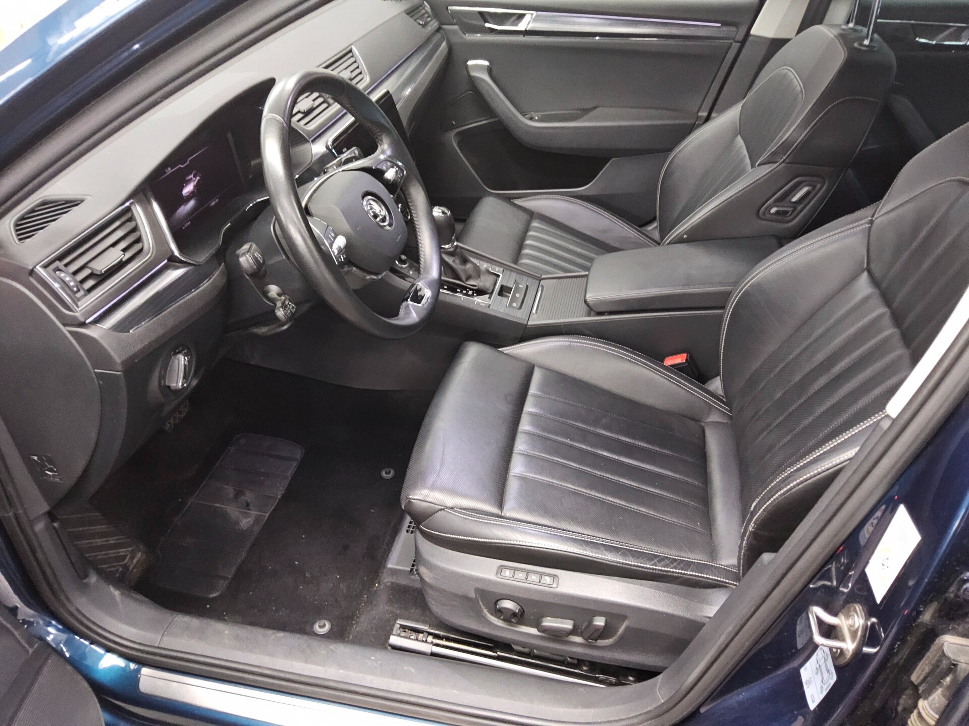 Skoda Superb Kombi 2.0 TDI Premium Ed. Navi LED vc ACC 9