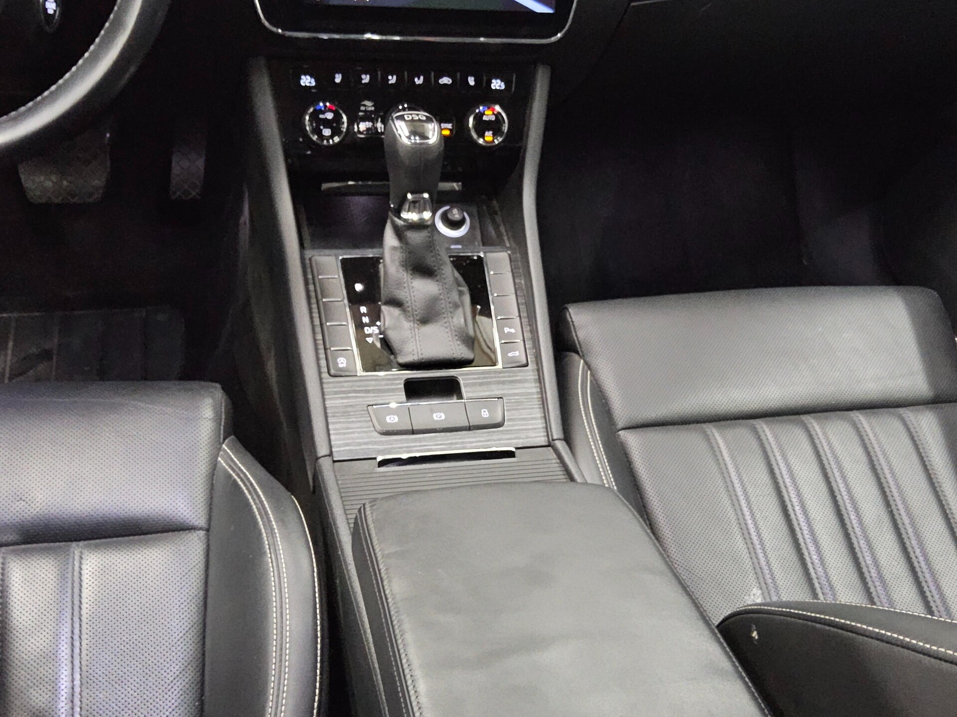 Skoda Superb Kombi 2.0 TDI Premium Ed. Navi LED vc ACC 6